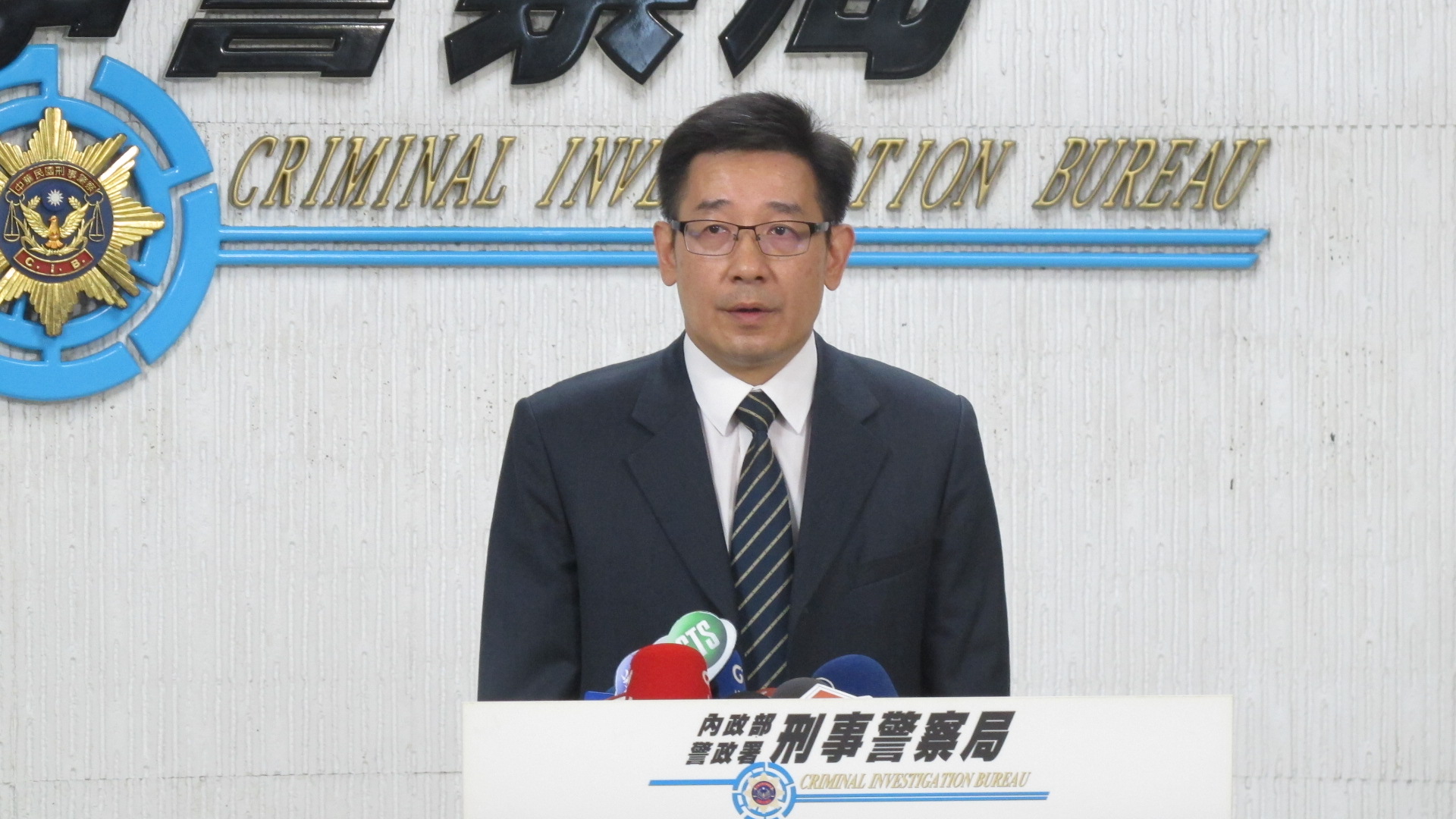 遠銀遭盜轉18億元，刑事局偵九大隊大隊長邱紹洲說明案情。（刑事局提供）