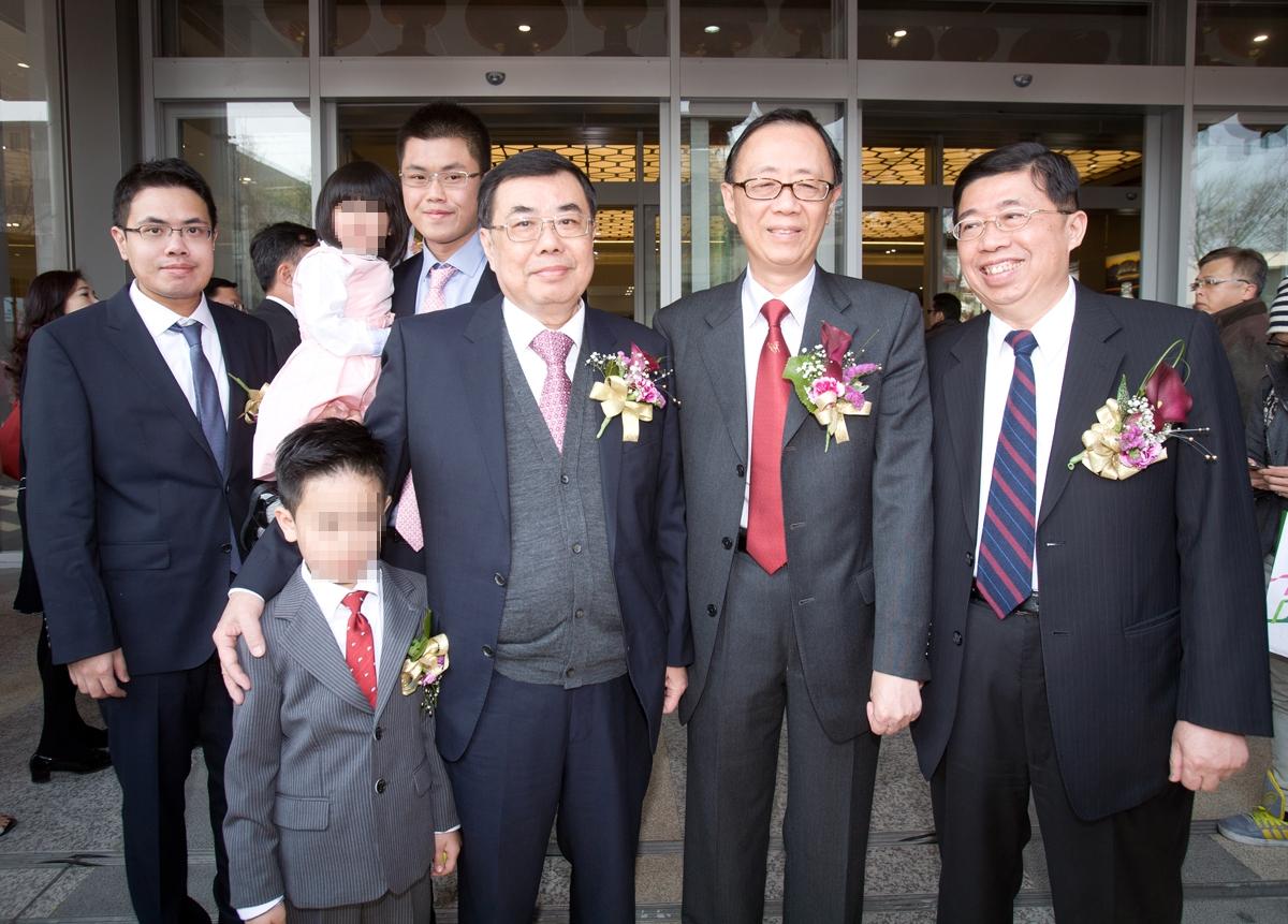 環泥董事長侯博義(右3)取得經營權後,公司去年每股盈餘達2.68元。(資料照片)