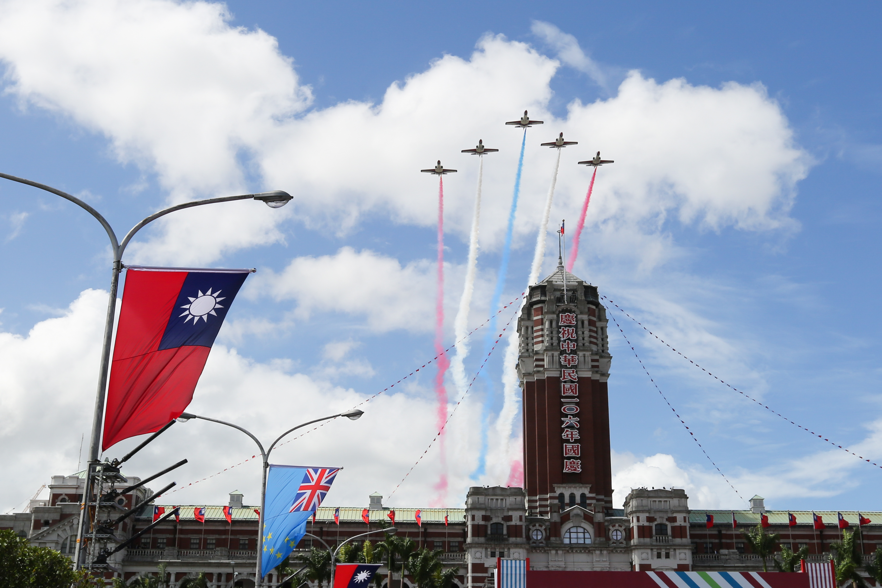 雙十國慶典禮於10日在總統府前廣場熱鬧慶祝。