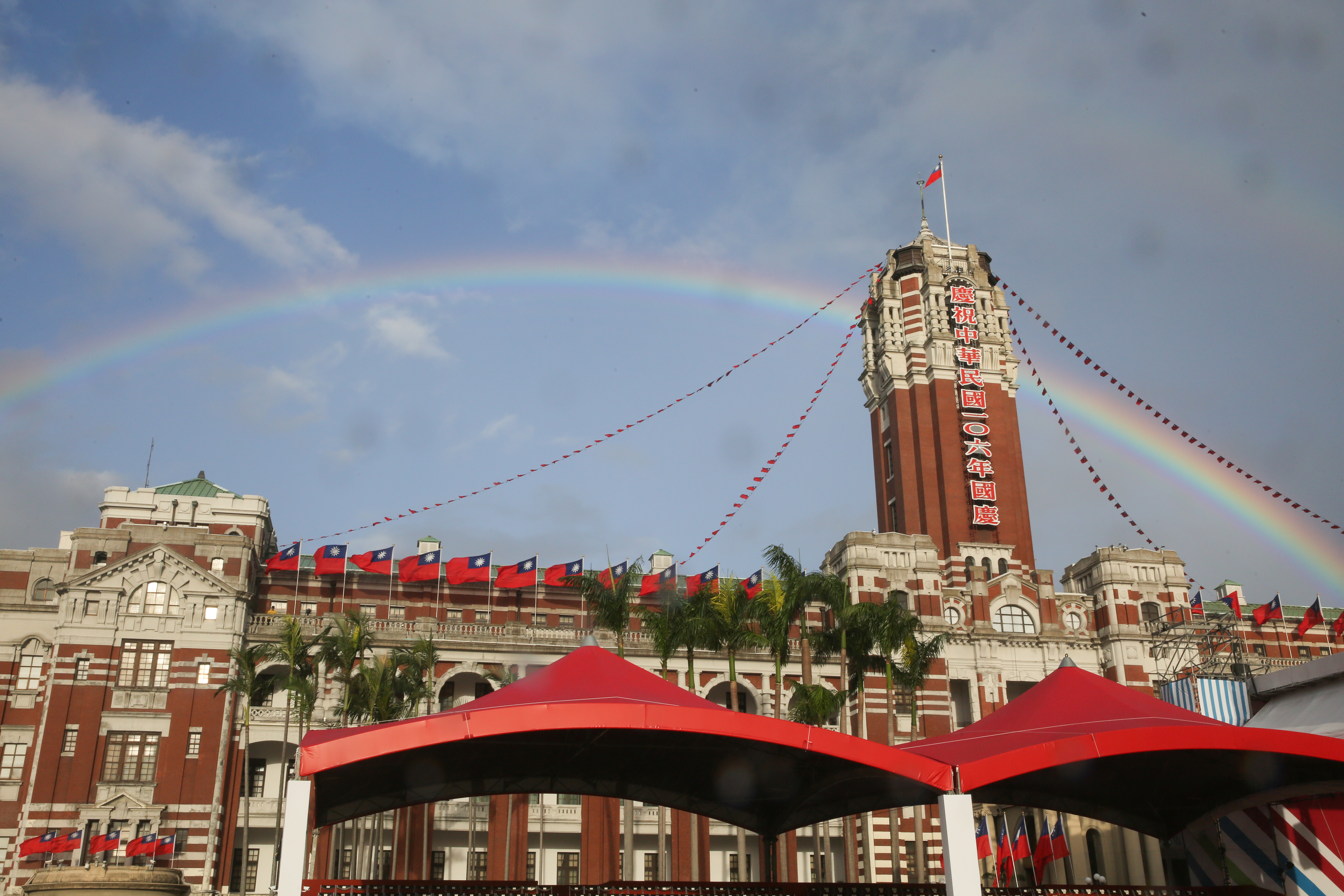 總統府建築後方多次出現彩虹為國慶帶來驚喜。