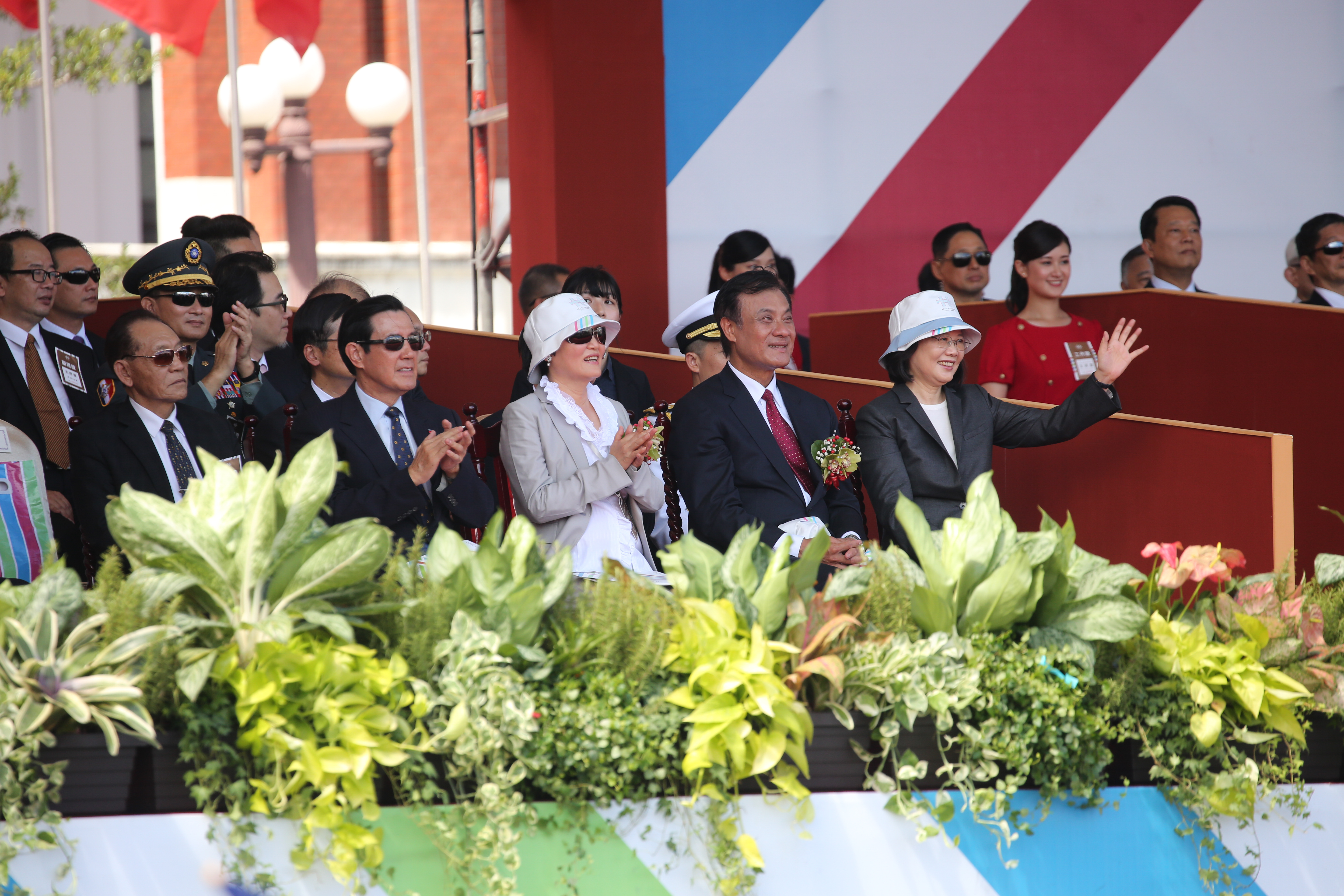 蔡英文總統也戴上今年很夯的國慶帽。