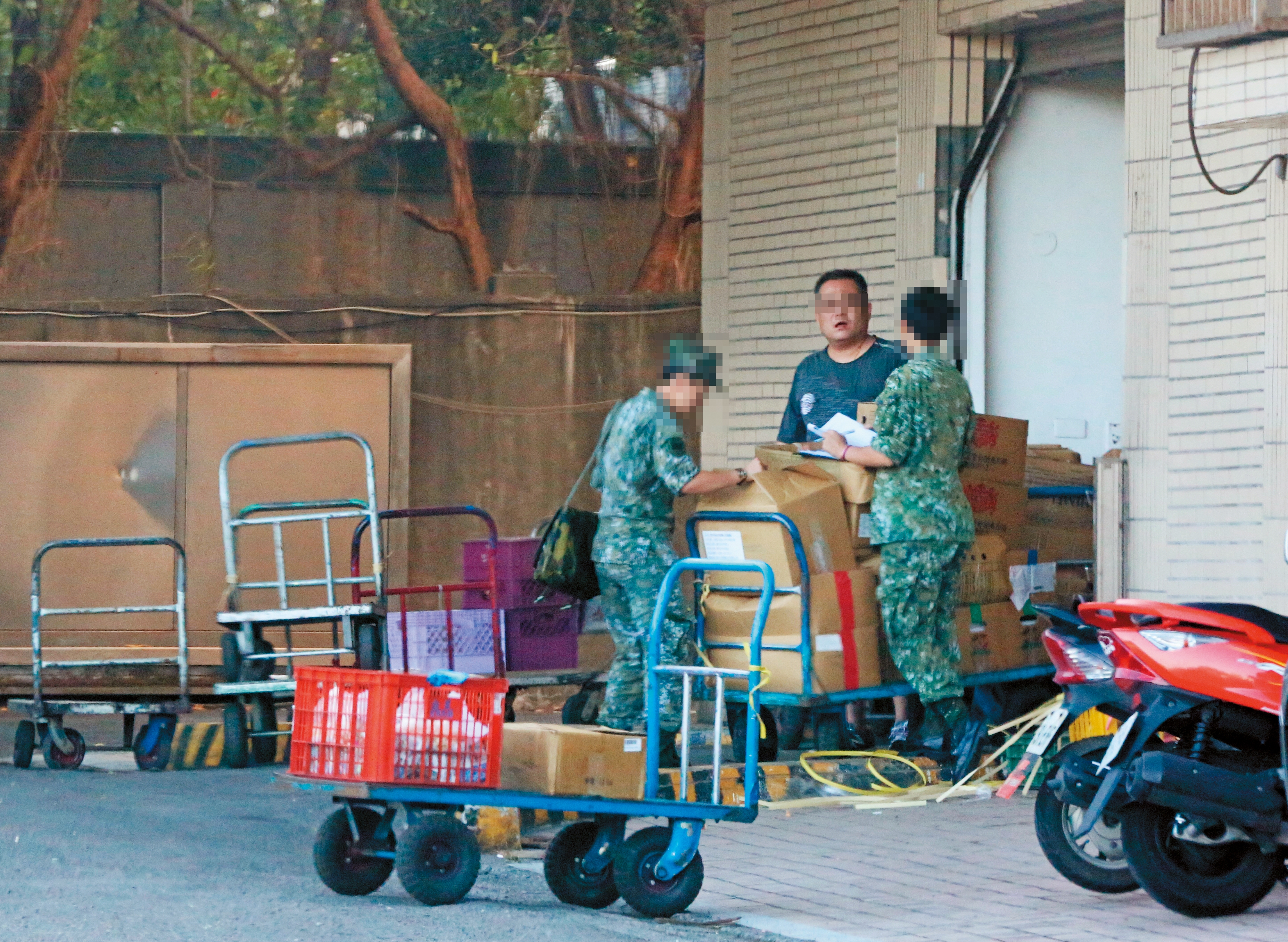 本刊直擊華成公司人員與國軍單位伙委在副食品供應站外私下對話。