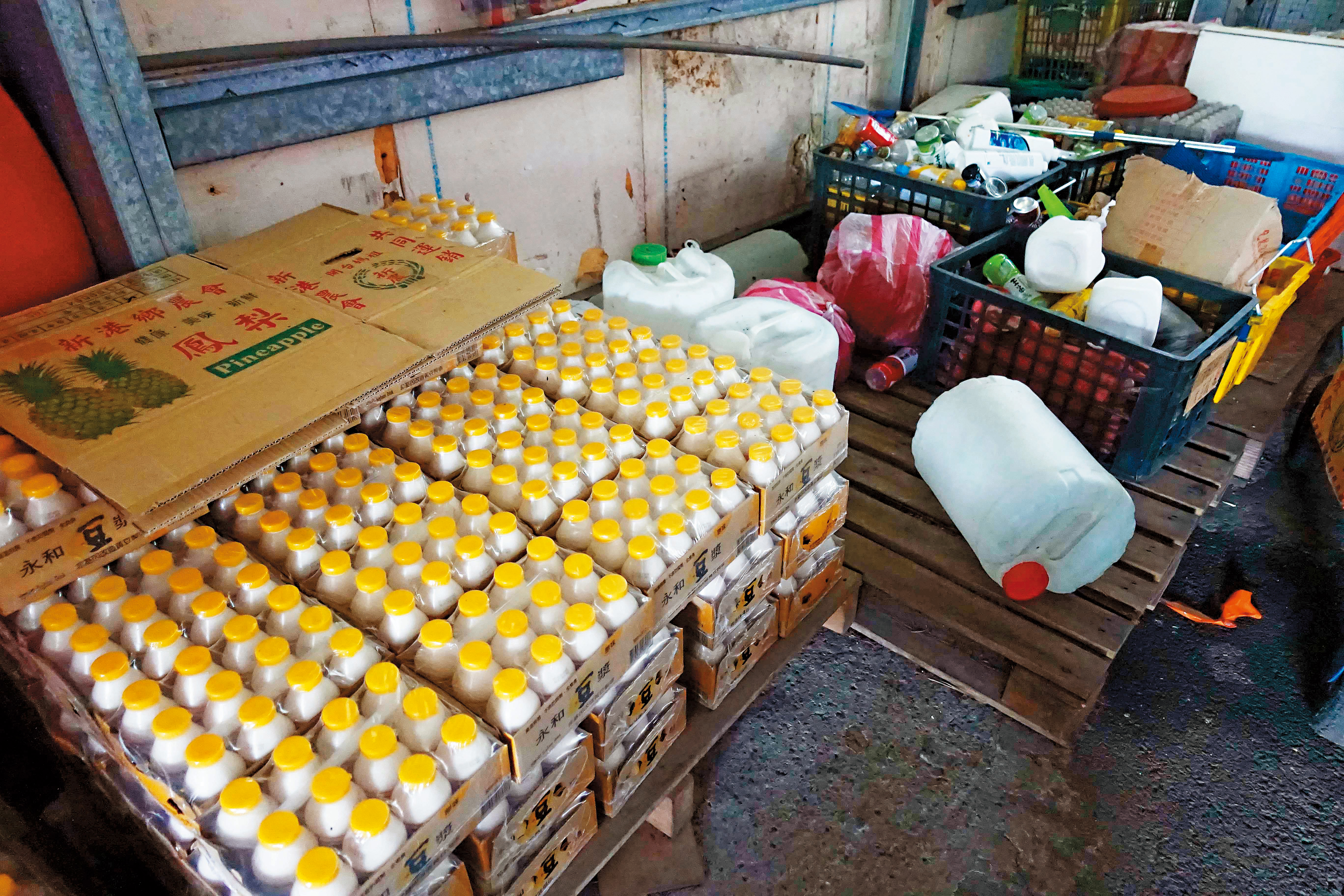 華成公司將食材放在燠熱的鐵皮屋內，不禁讓人質疑食材品質是否受損。