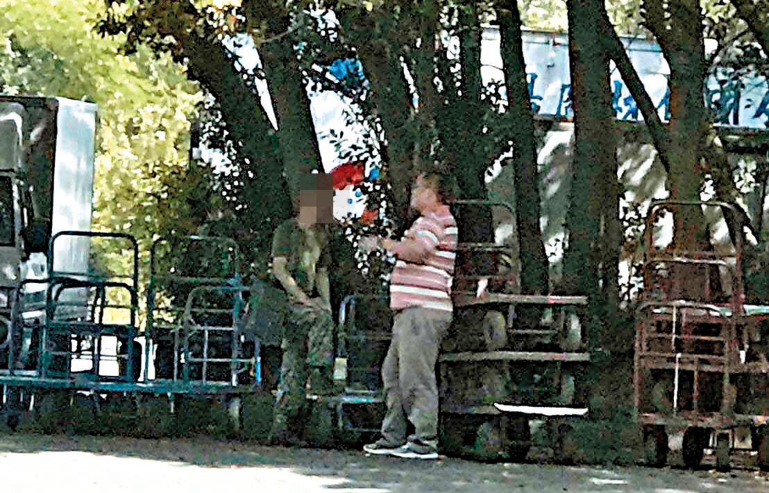 華成公司人員被目擊與伙委在無監視器的停車場交談。