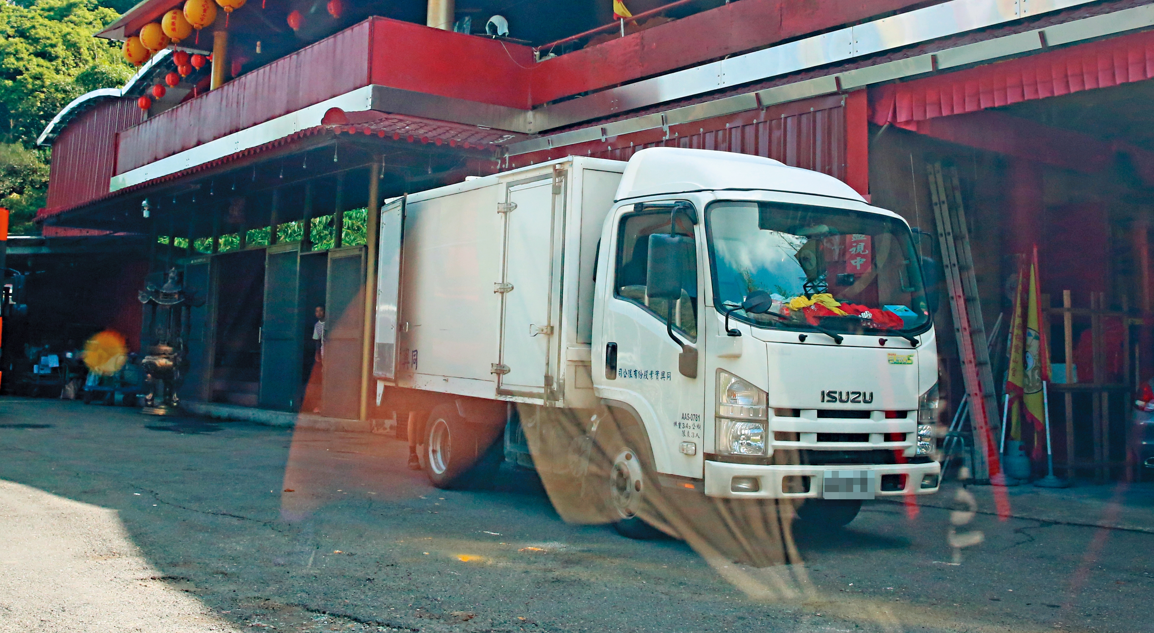 華成公司位於新北市八里山區的倉庫，竟然是一座廟宇。