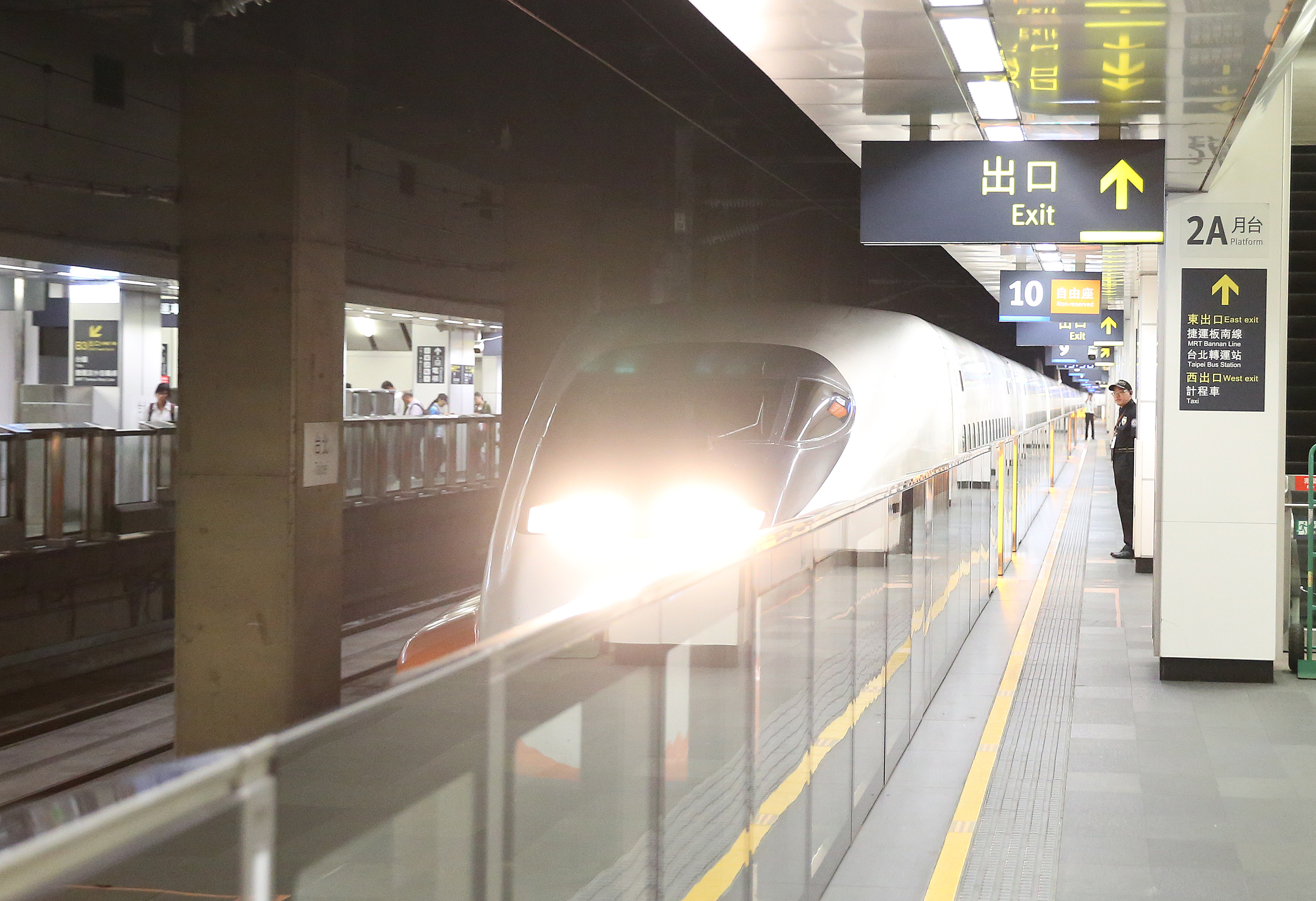 台灣高鐵內部驚傳狼主管不斷對女員工和護理師伸出狼爪，事發後更打算輕放，直到紙包不住火，才記2大過懲處。