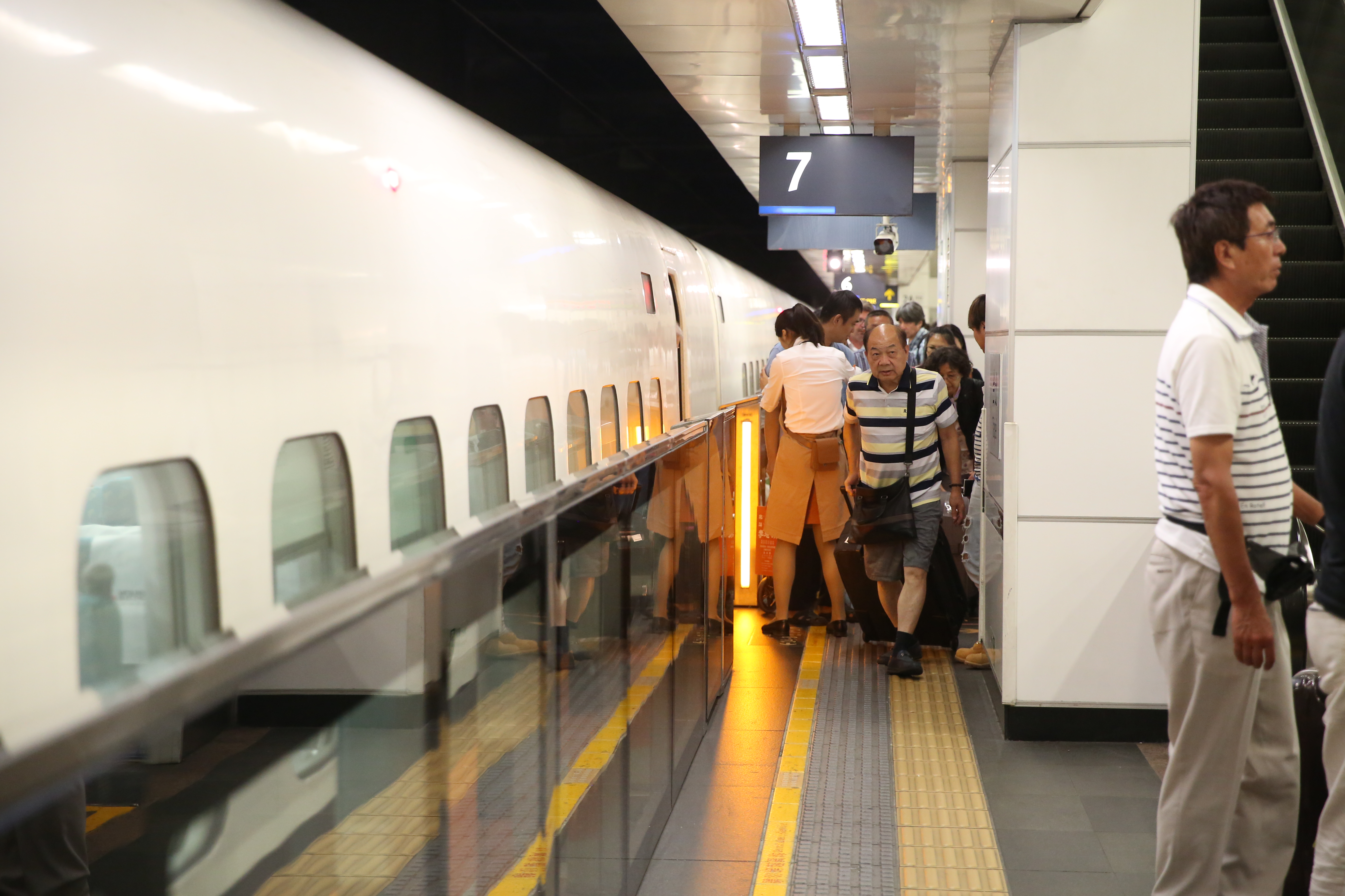 今年台灣高鐵邁入通車10週年，卻驚傳內部有狼主管不斷對女員工和護理師伸出狼爪。