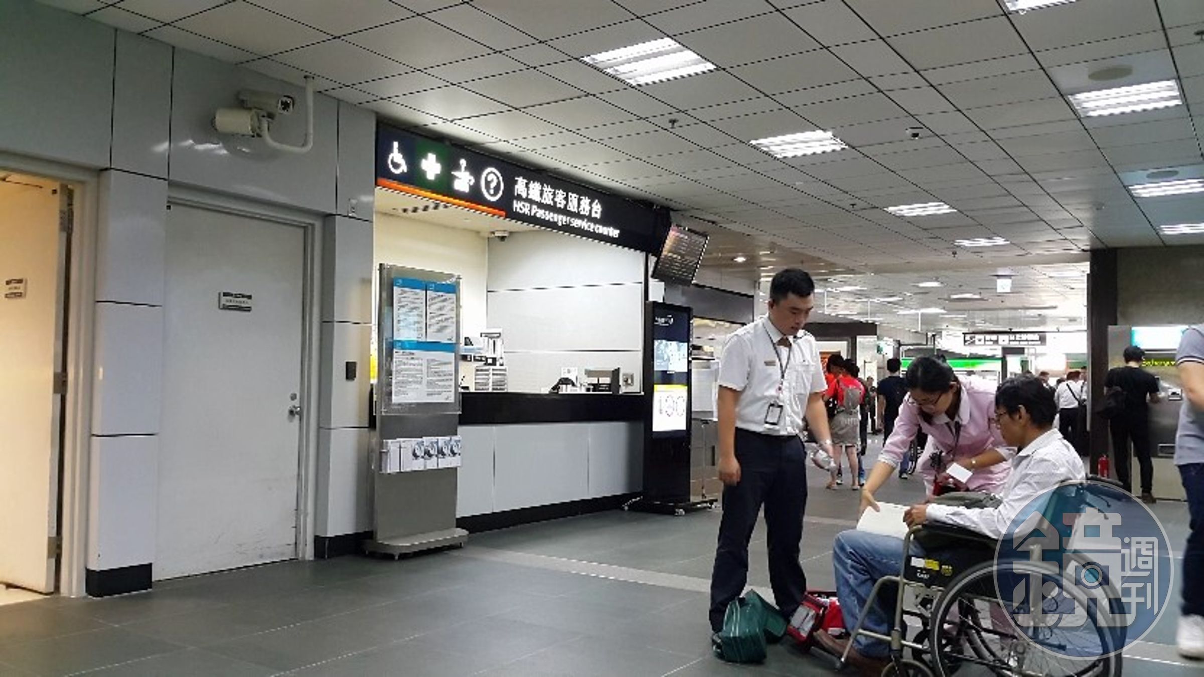 外包護理師遭高鐵主管強摟，外包醫院直接向交通部高鐵局投訴，這匹狼的惡行才終於紙包不住火。（圖為示意圖，非當事人）