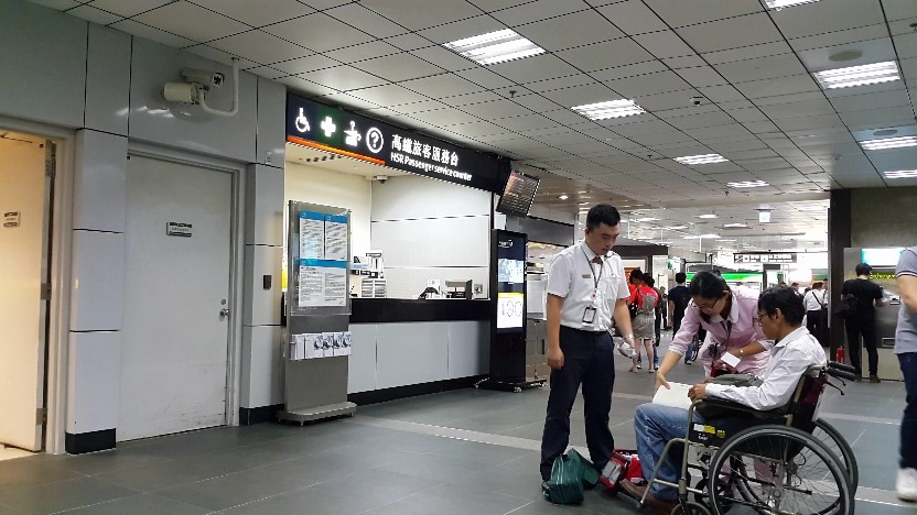 外包護理師遭高鐵主管強摟，外包醫院直接向交通部高鐵局投訴，這匹狼的惡行才終於紙包不住火。（圖為示意圖，非當事人）