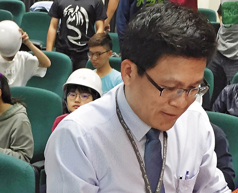 張峯銘負責燕巢總機廠營運事務，大學參訪一定會有他的身影，11年來從總務一路高升。（讀者提供）