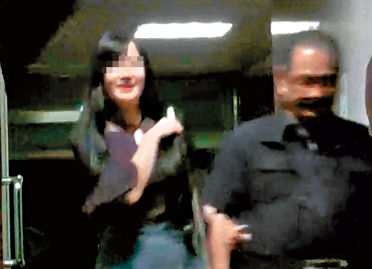 民進黨大老吳乃仁(右)遭本刊直擊與豪乳妹多次深夜才離開酒吧。