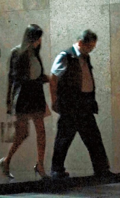 吳乃仁喝到凌晨,在暗夜中由豪乳正妹悄悄陪著離去。