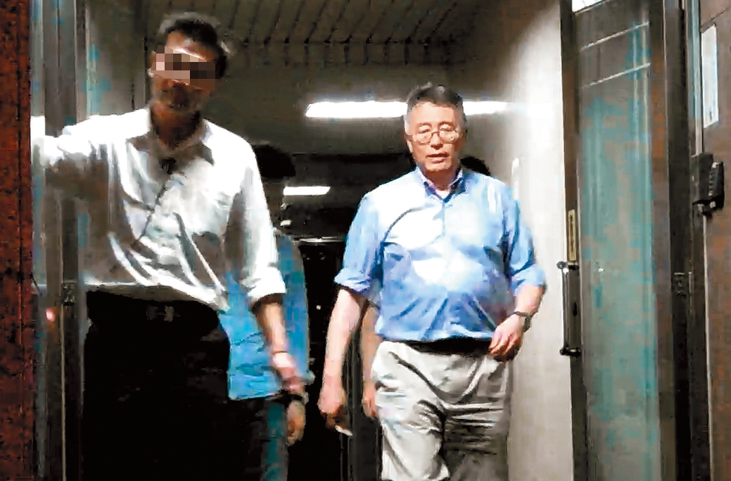 日月光財務長董宏思(右)現身當晚,吳乃仁也一如往常,在酒吧報到。