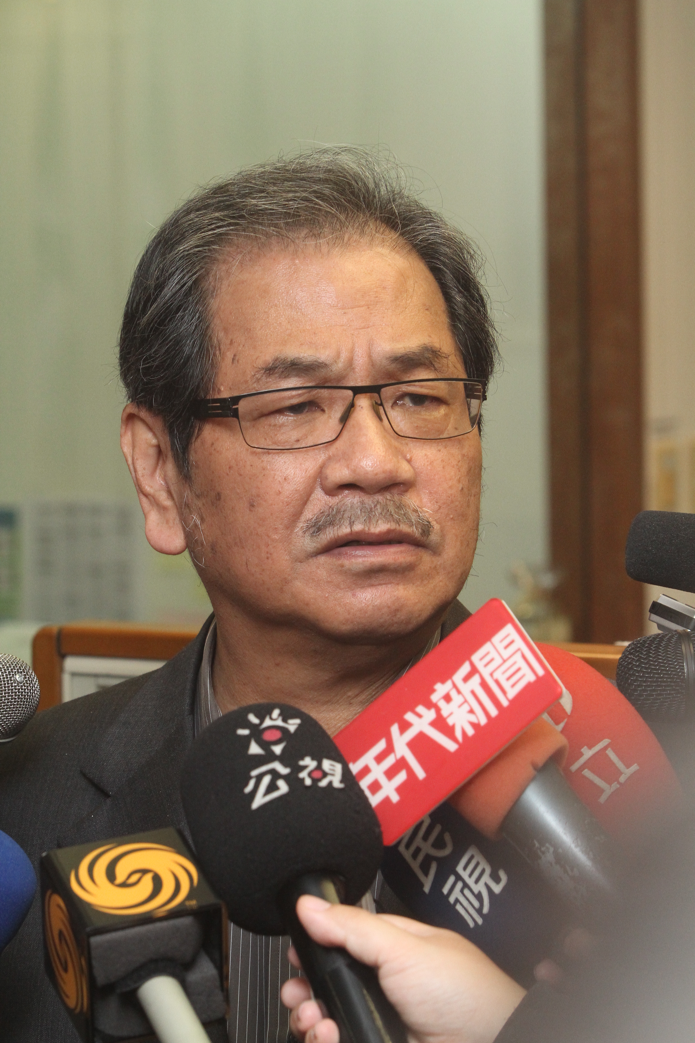 吳乃仁是黨外時期創立新潮流系的元老，是民進黨內少數政商人脈都豐沛的人物。