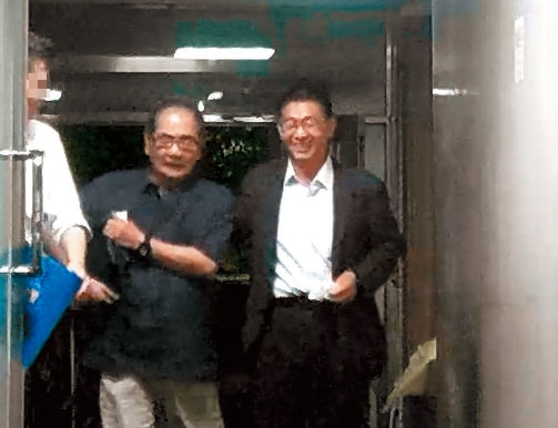 綠營立委許智傑（右），也現身這家鋼琴酒吧和乃公密會，和吳乃仁喝到凌晨。