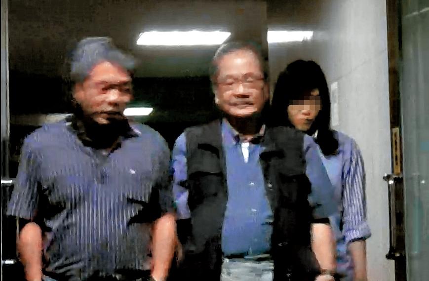 王志隆（左）也經常出現在此一高檔酒吧，和吳乃仁（中）及許智傑等人把酒言歡。