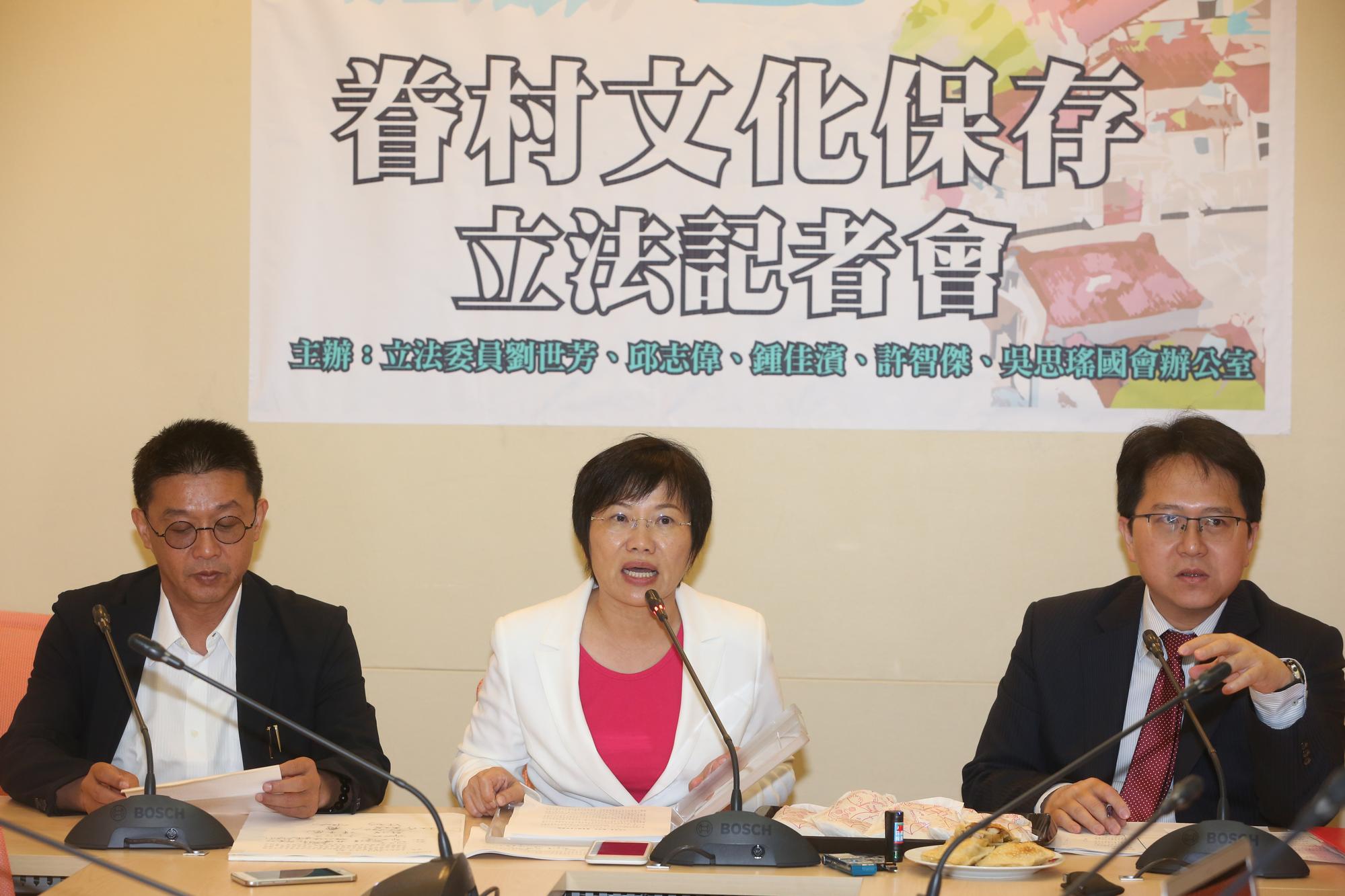 7月間中華電信MOD爆發斷訊事件，許智傑（左）當時曾跳出來痛批中華電董事長鄭優作風霸道。