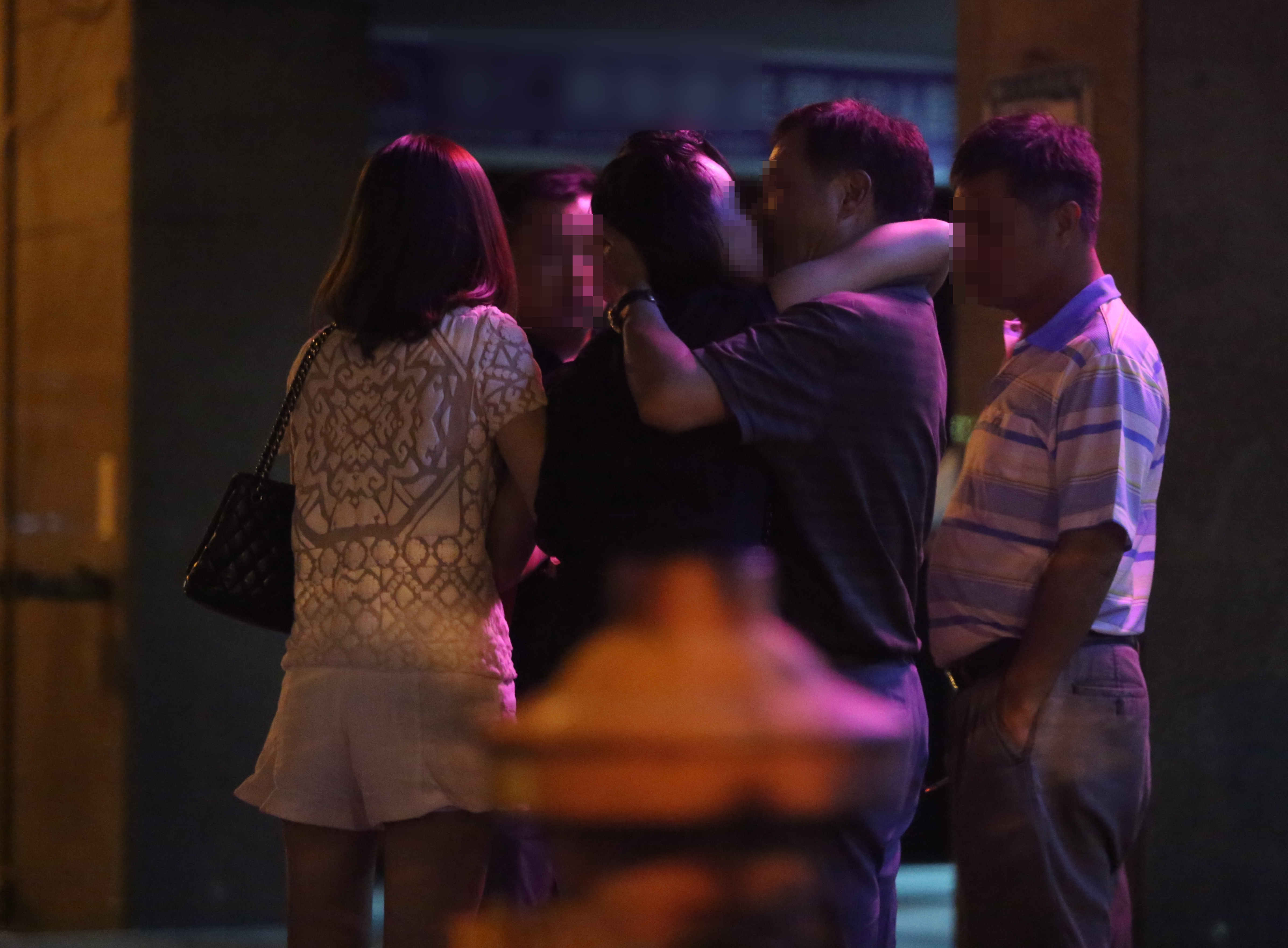 1名正妹喝醉後，忘我地和男客在大街上擁吻。