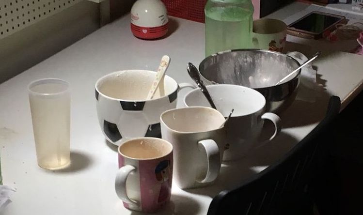 吳男一家三口陳屍屋內,疑似吃完粥後死亡。(翻攝畫面)