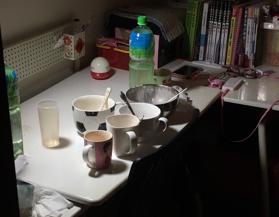 警方在現場發現食用後的粥狀物，調查後發現是不明藥粉調和而成。