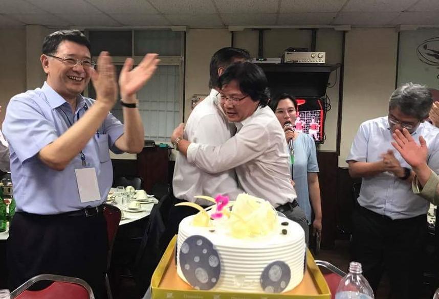 內政部長葉俊榮唱完生日快樂歌之後，擁抱立法院長蘇嘉全。（翻攝賴坤成臉書）