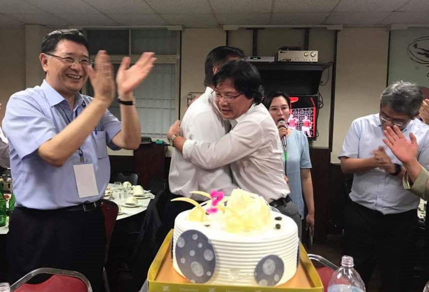 內政部長葉俊榮唱完生日快樂歌之後，擁抱立法院長蘇嘉全。（翻攝賴坤成臉書）