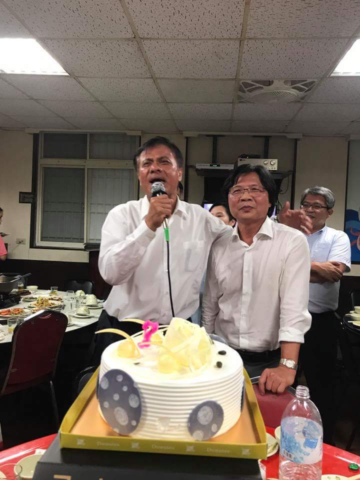 立法院長蘇嘉全（左）昨晚為內政部長葉俊榮慶生。（翻攝賴坤成臉書）