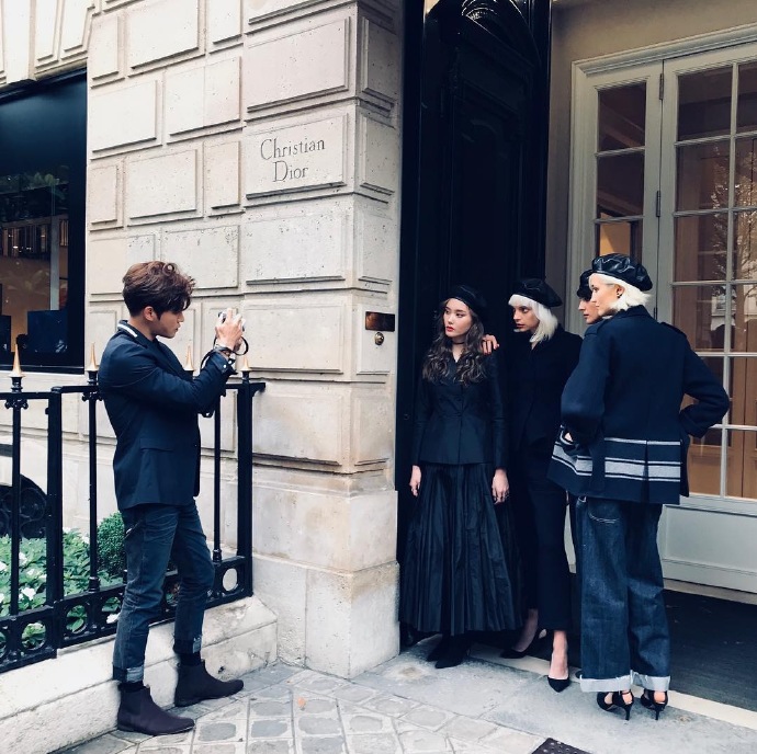 金在中於巴黎時裝週為模特兒拍照，將在《Photo People》節目播出。（翻攝於marienicolas_makeup ins）