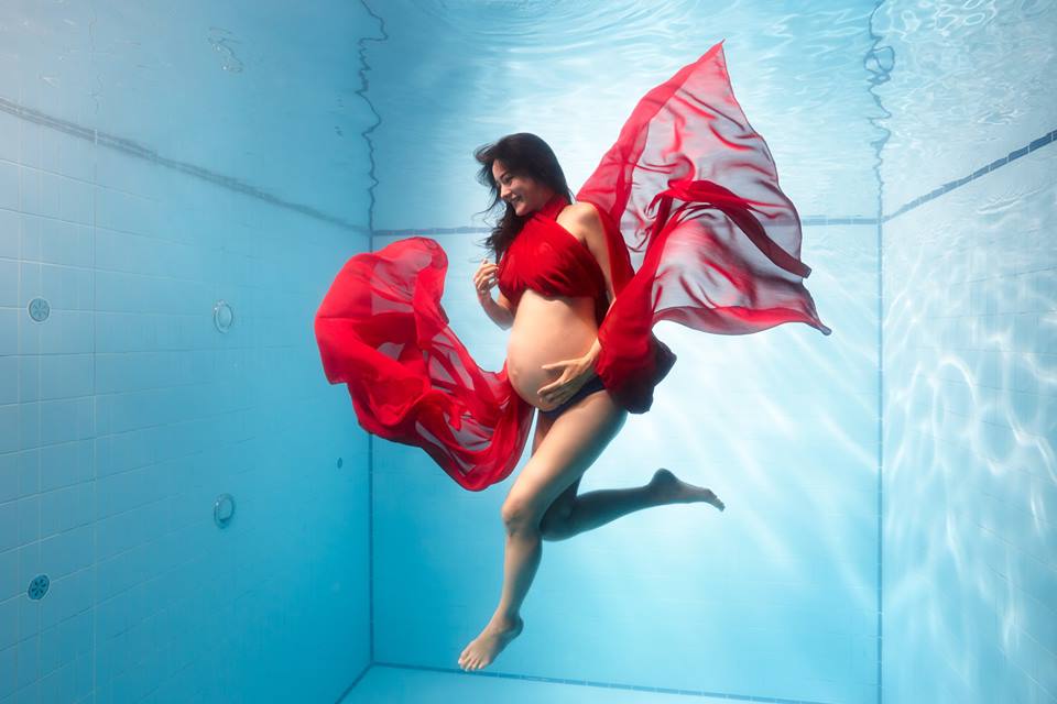 Janet 9月時水中攝影，懷孕的她心情爽朗，很有女神樣。（翻攝Janet臉書）