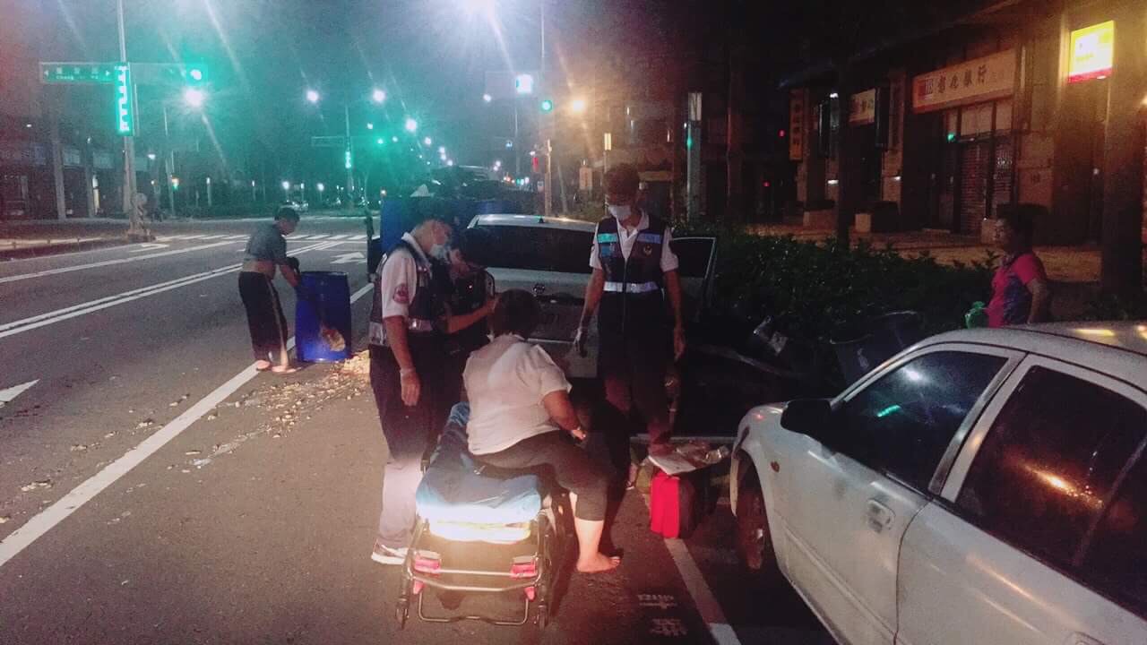 穿白衣的傅姓女駕駛，因心情不好、精神不濟駕駛，接連發生兩起車禍。