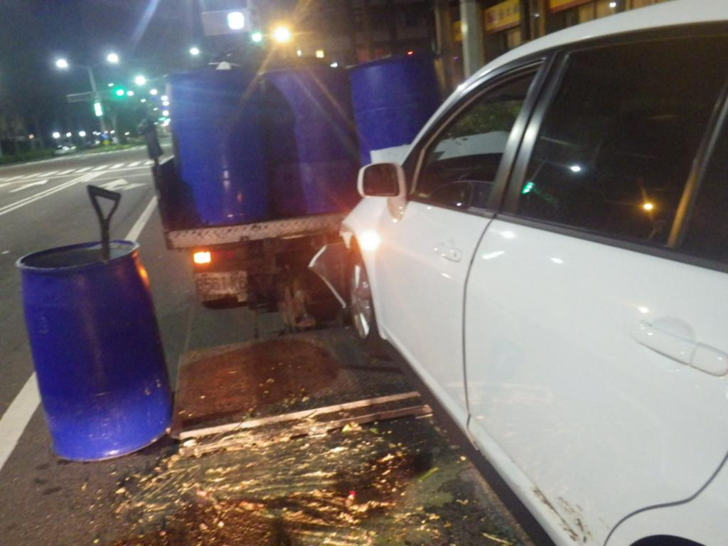 白色自小客車猛撞餿水車，餿水噴發臭氣熏天。