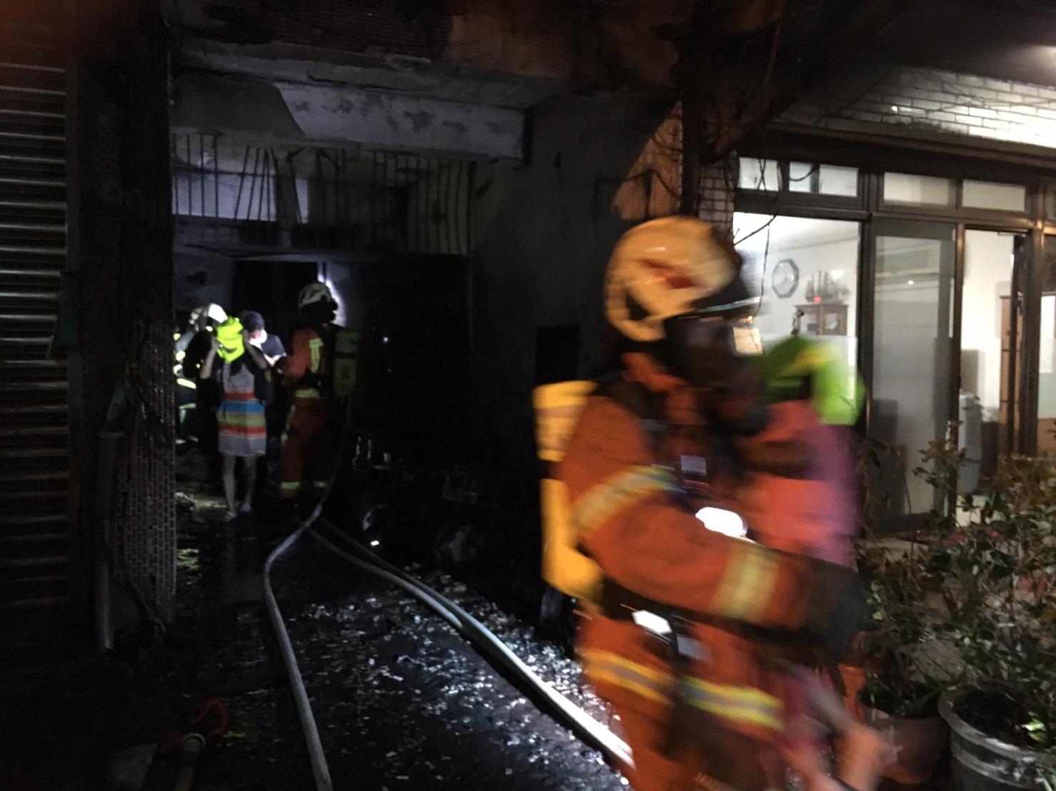 警消在15分鐘內將火勢撲滅，並疏導9人逃難，當中還包括連路都走不穩的小女孩。