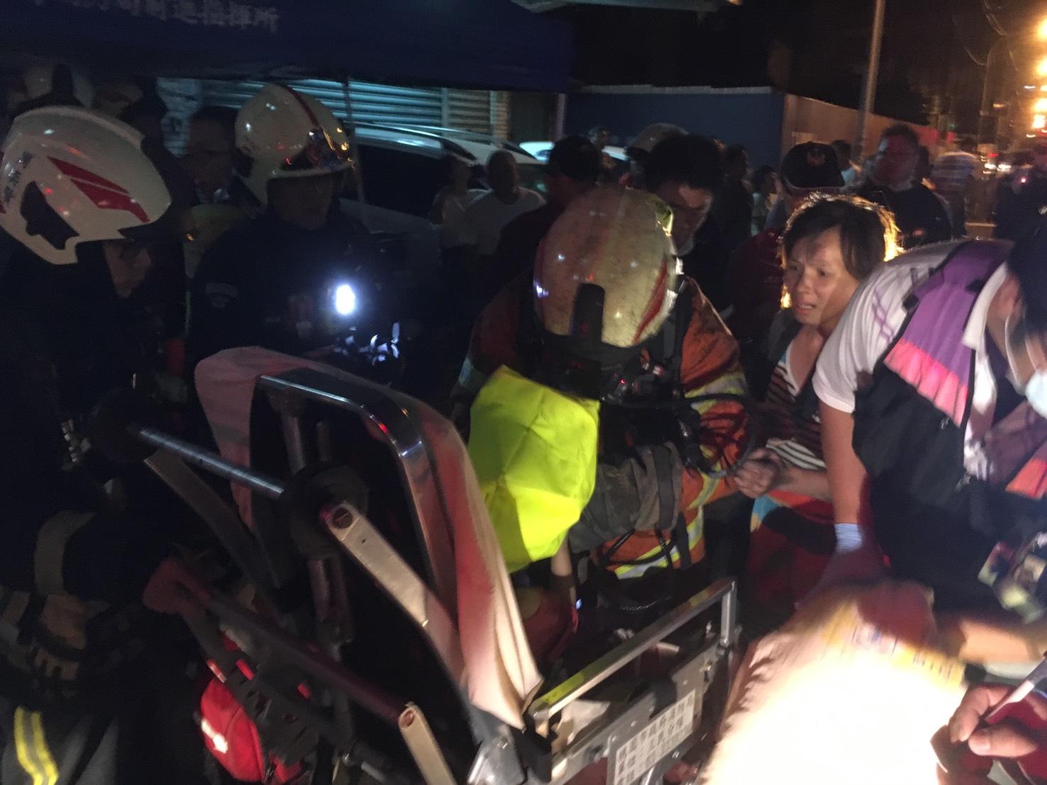 簡嫌供稱失業心情不佳而縱火，有5人因呼吸不適送醫，還有住戶慘死樓梯間。