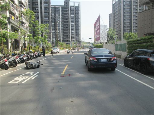 強大撞擊力道讓車禍現場留下斑斑血跡,場面怵目驚心。