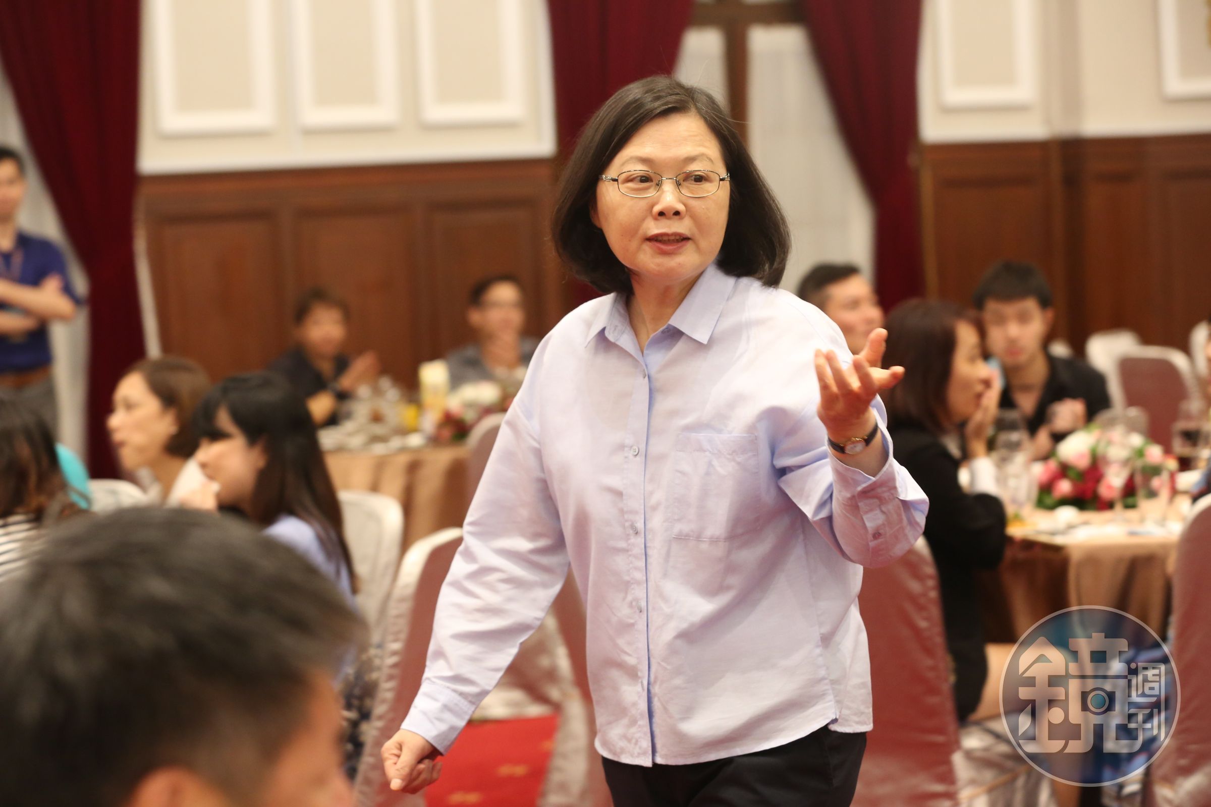 今天蔡英文較晚抵達中常會，錯過會前空檔中常委熱議的話題「宇宙大爆炸」。