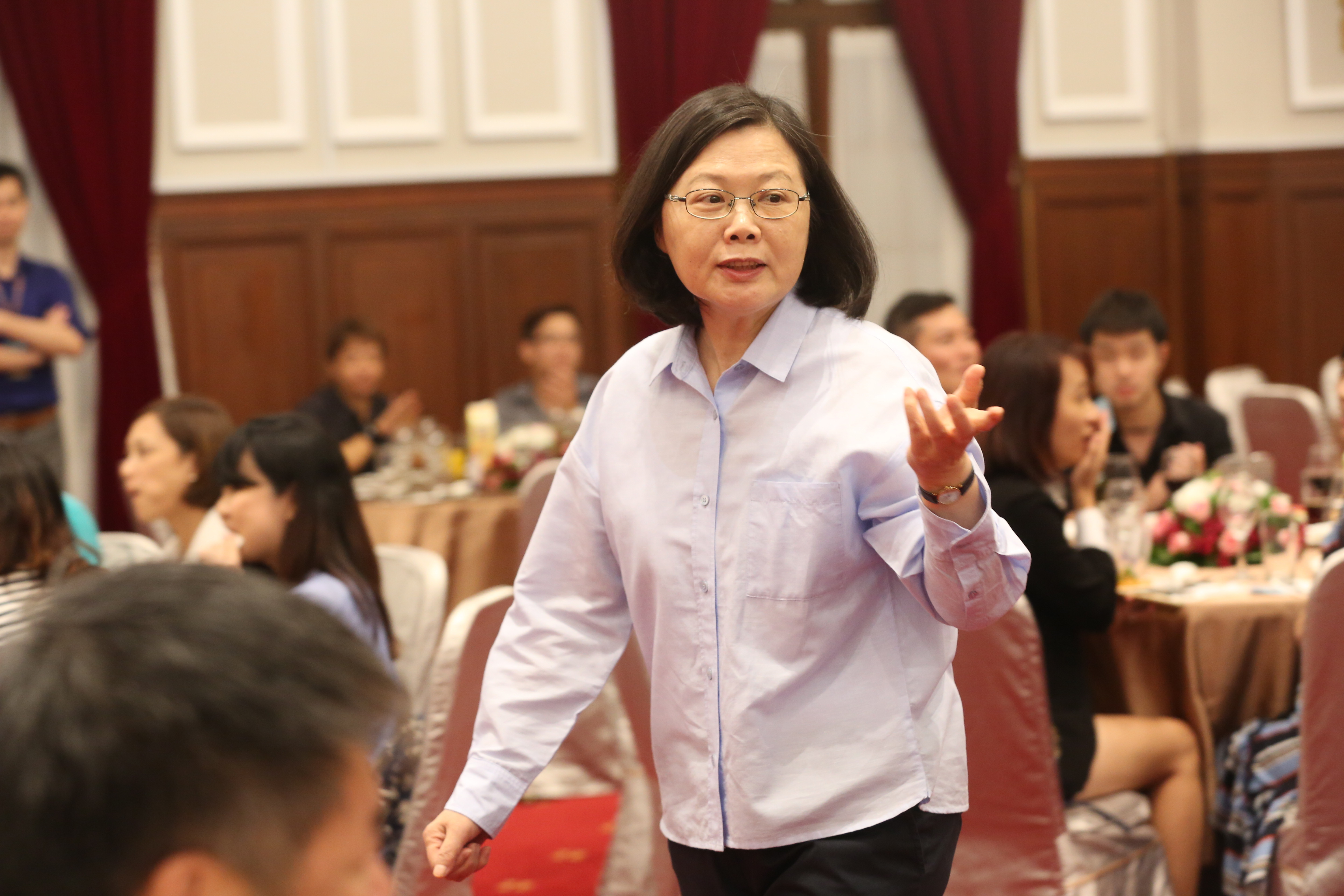 今天蔡英文較晚抵達中常會，錯過會前空檔中常委熱議的話題「宇宙大爆炸」。