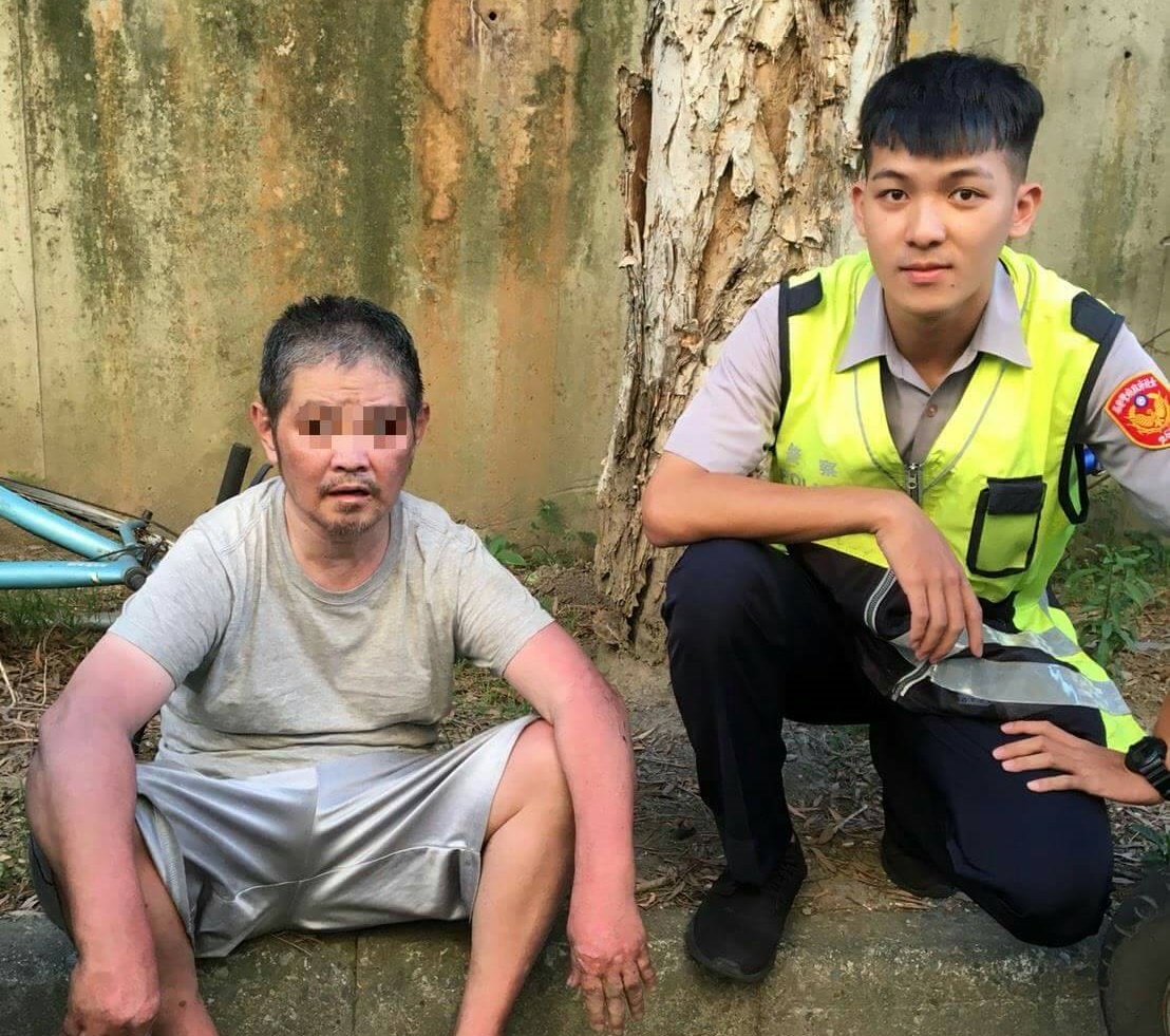 日前於士林路倒的魏姓男子，在透過警方人臉辨識器確認後，才順利返回安置機構。