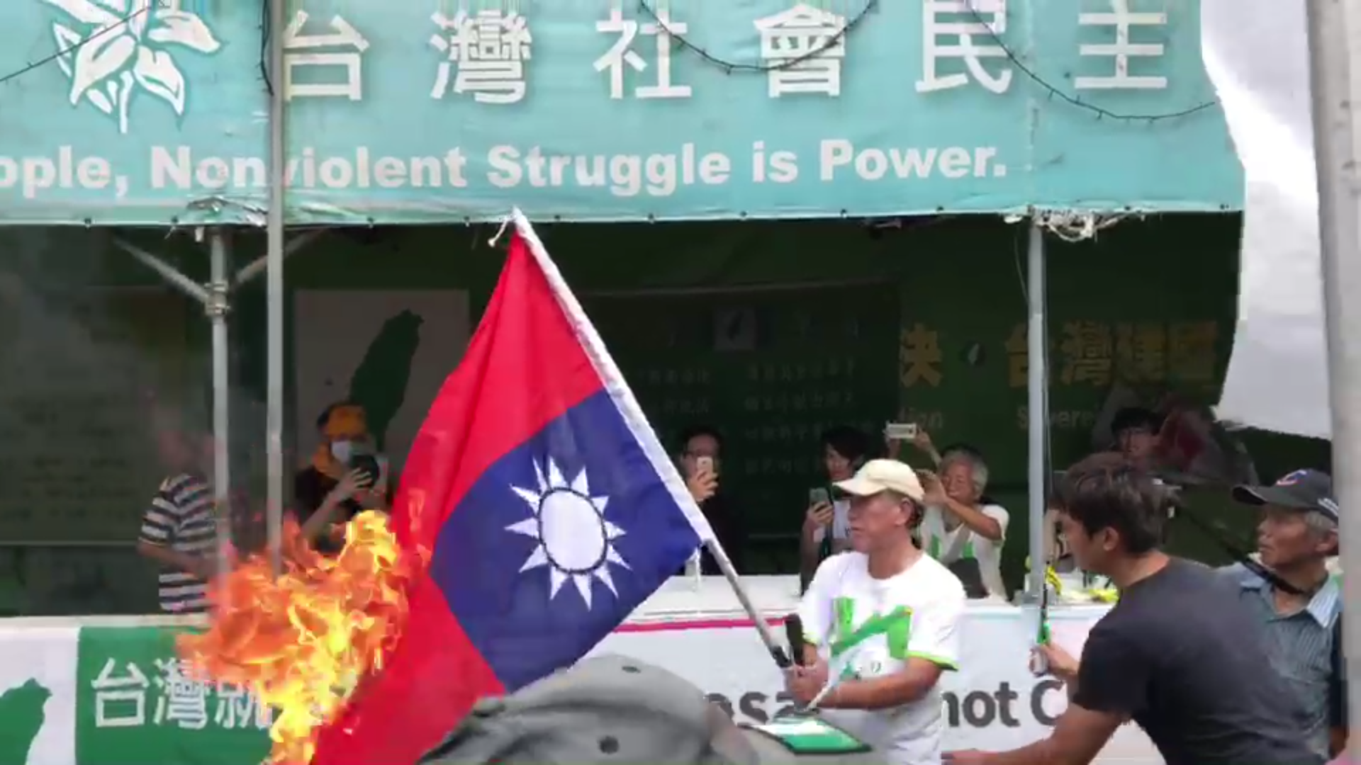 自由台灣黨主席蔡丁貴以「厲鬼附身於台灣島」為語，於雙十焚燒中華民國國旗。