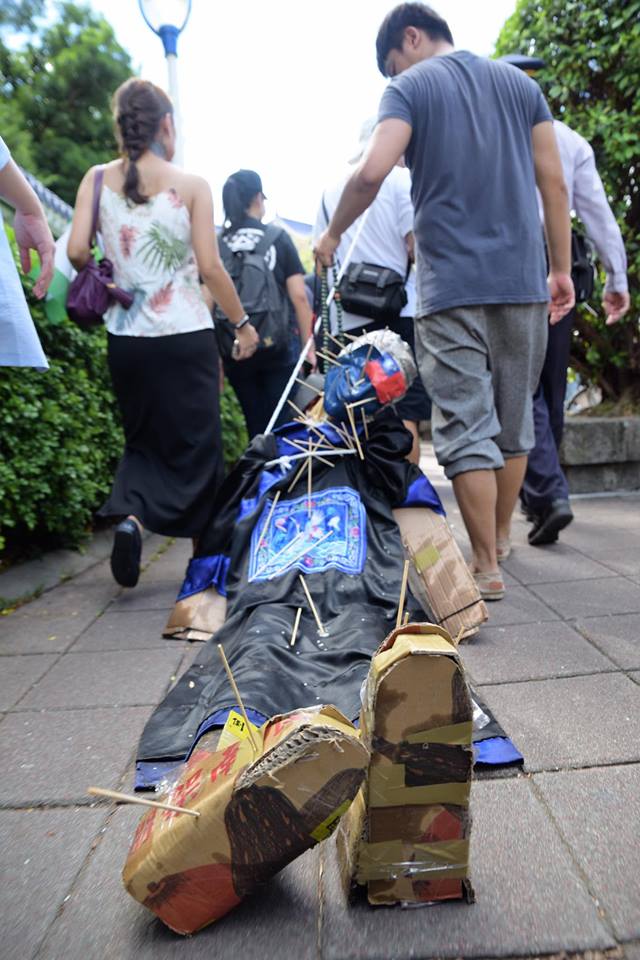 在喊出口號後，陳抗民眾便將道具殭屍焚燒。