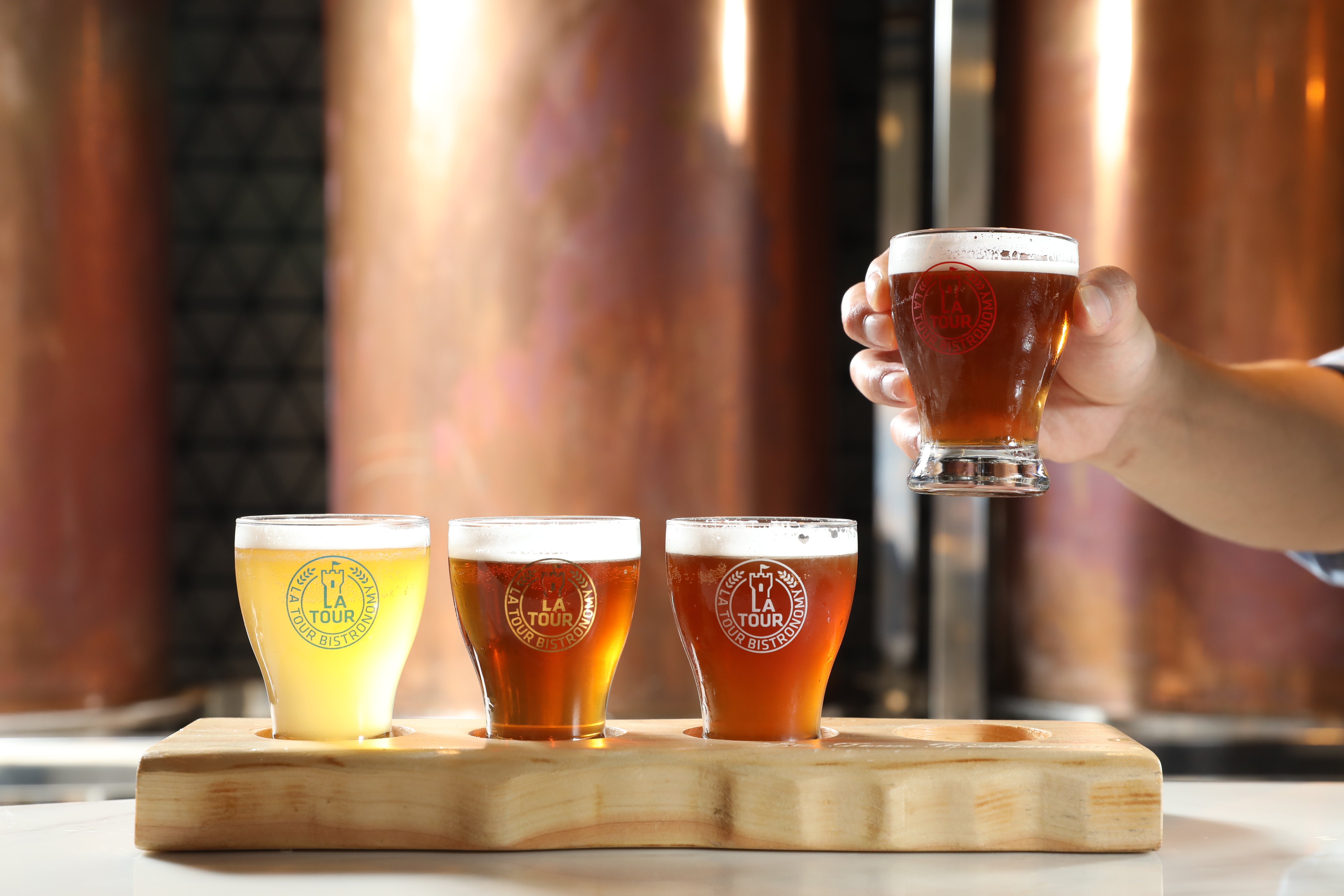 「拉圖爾酒廠餐廳」推出小杯容量的「Beer Set麥萃四重奏」，滿足一次喝4款啤酒的願望。（350元／組）