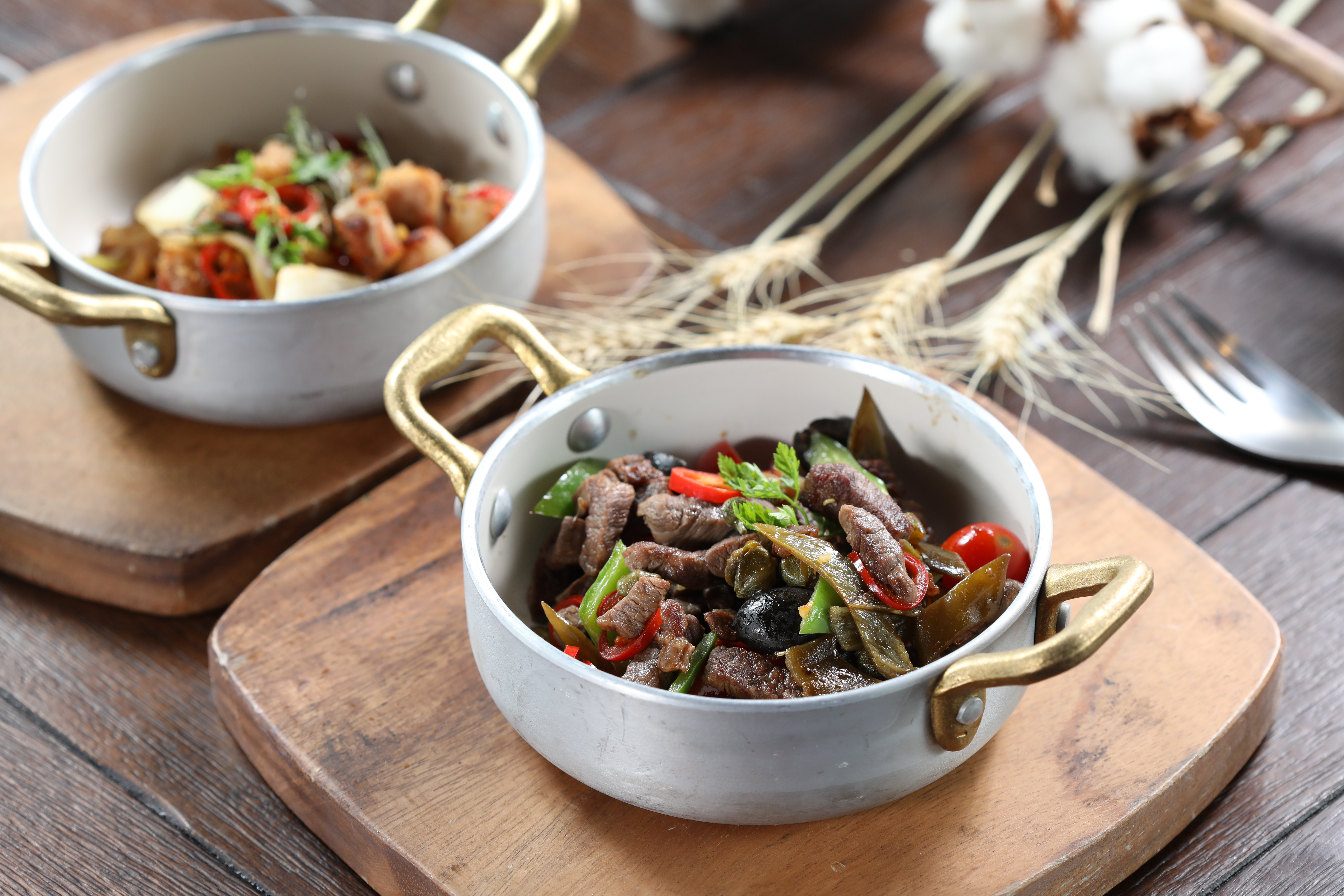 視季節、食材變化的「每日主廚精選」，拍攝當天主廚端出「美國肋眼炒剝皮辣椒」（前，230元／份）、「松阪豬炒菜脯」（後，230元／份），味道夠重，很下酒。