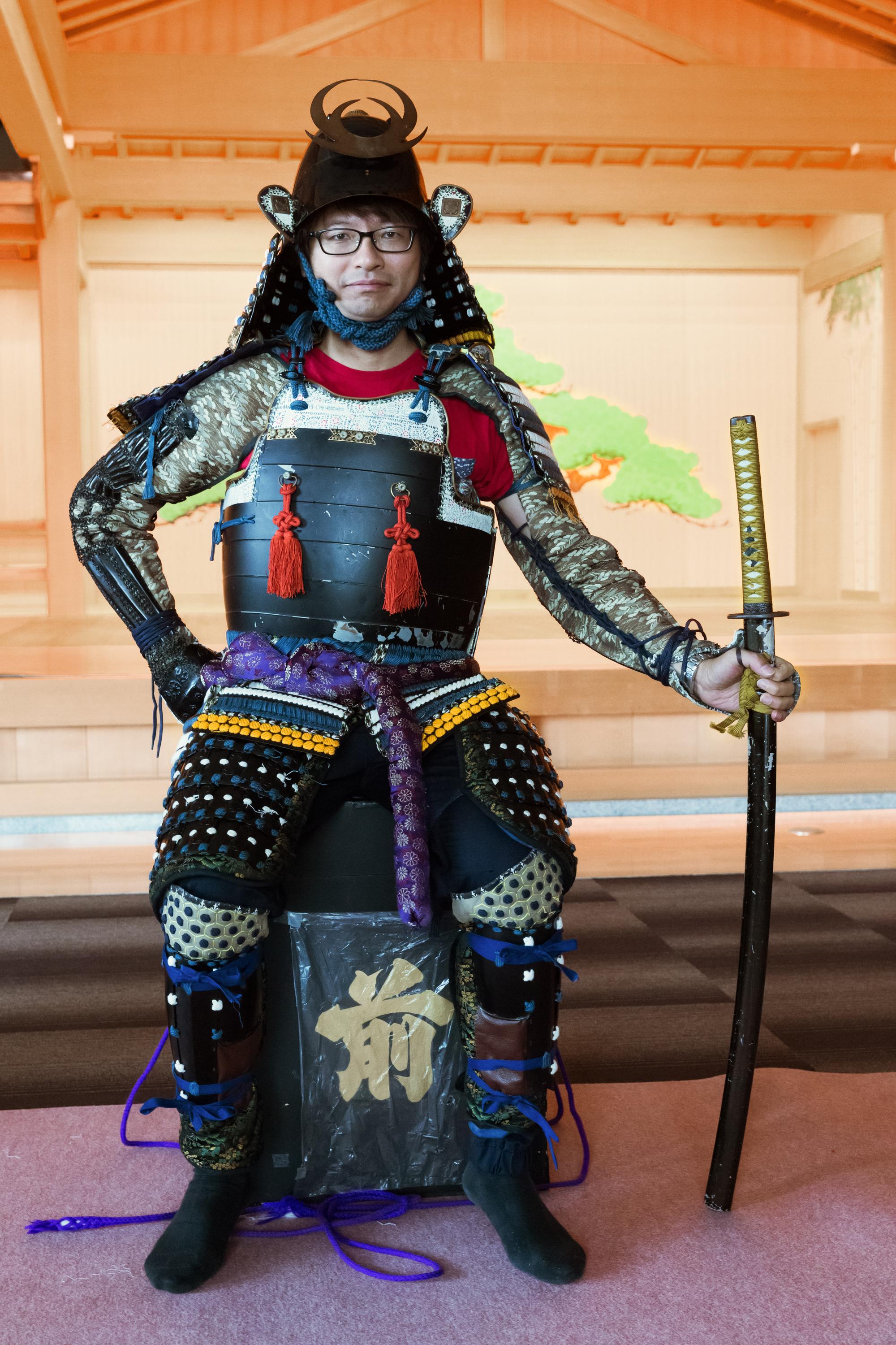 穿上盔甲變身成日本武士好威風。