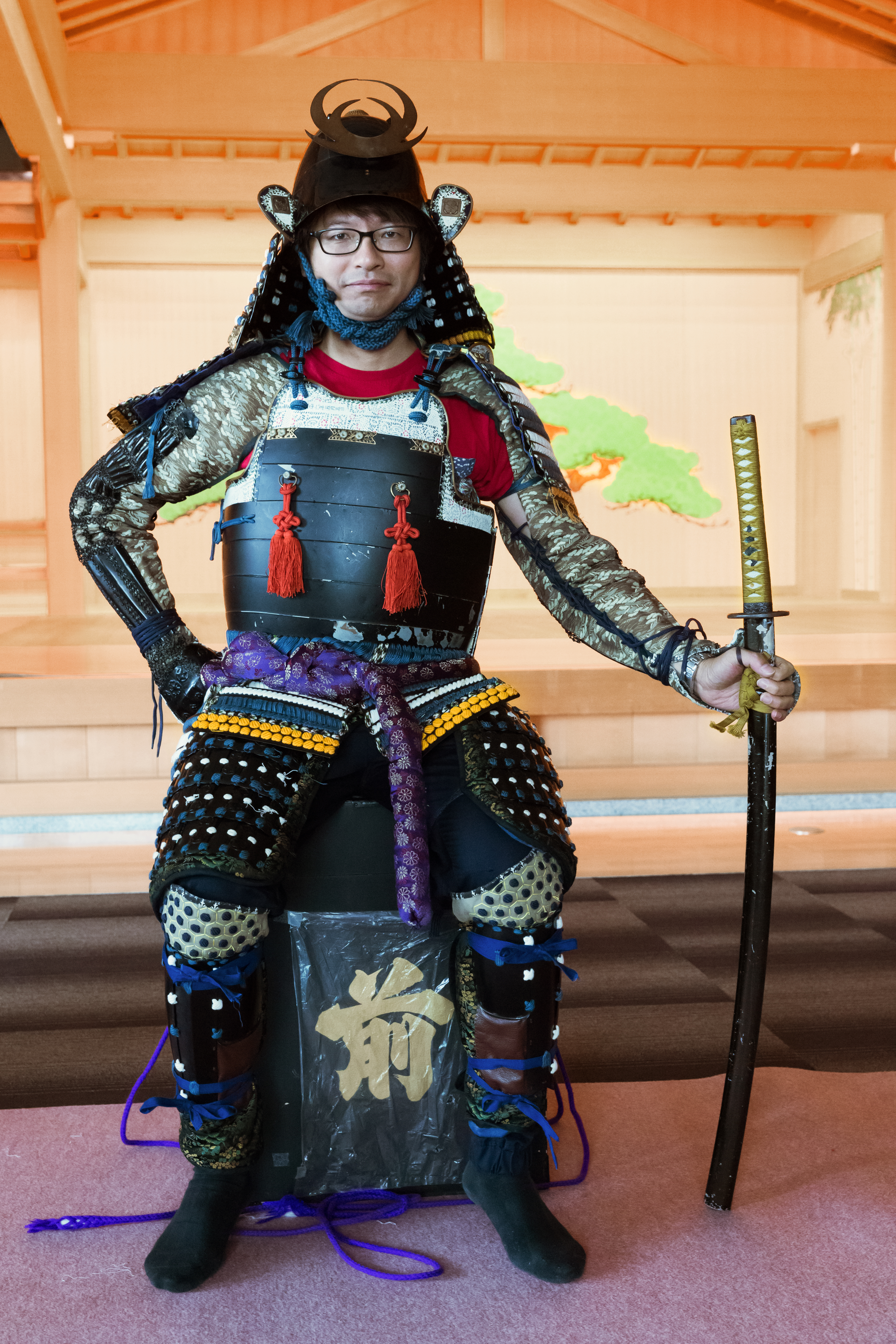 穿上盔甲變身成日本武士好威風。