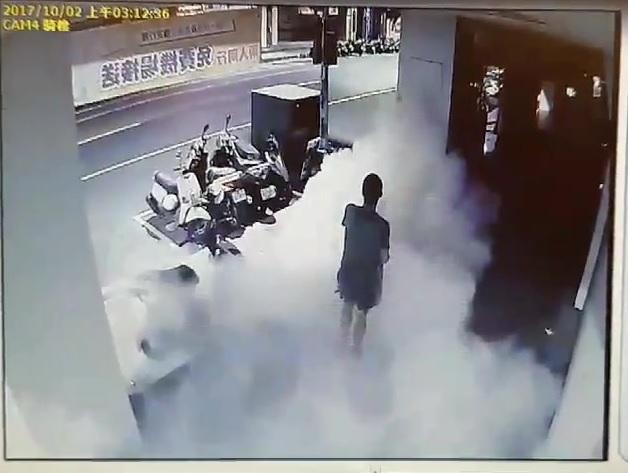 警方調閱監視器後發現施男持滅火器噴灑。(警方提供)