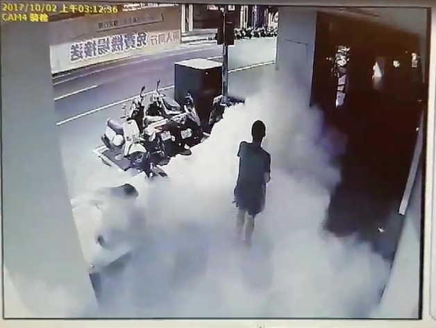 警方調閱監視器後發現施男持滅火器噴灑。（警方提供）