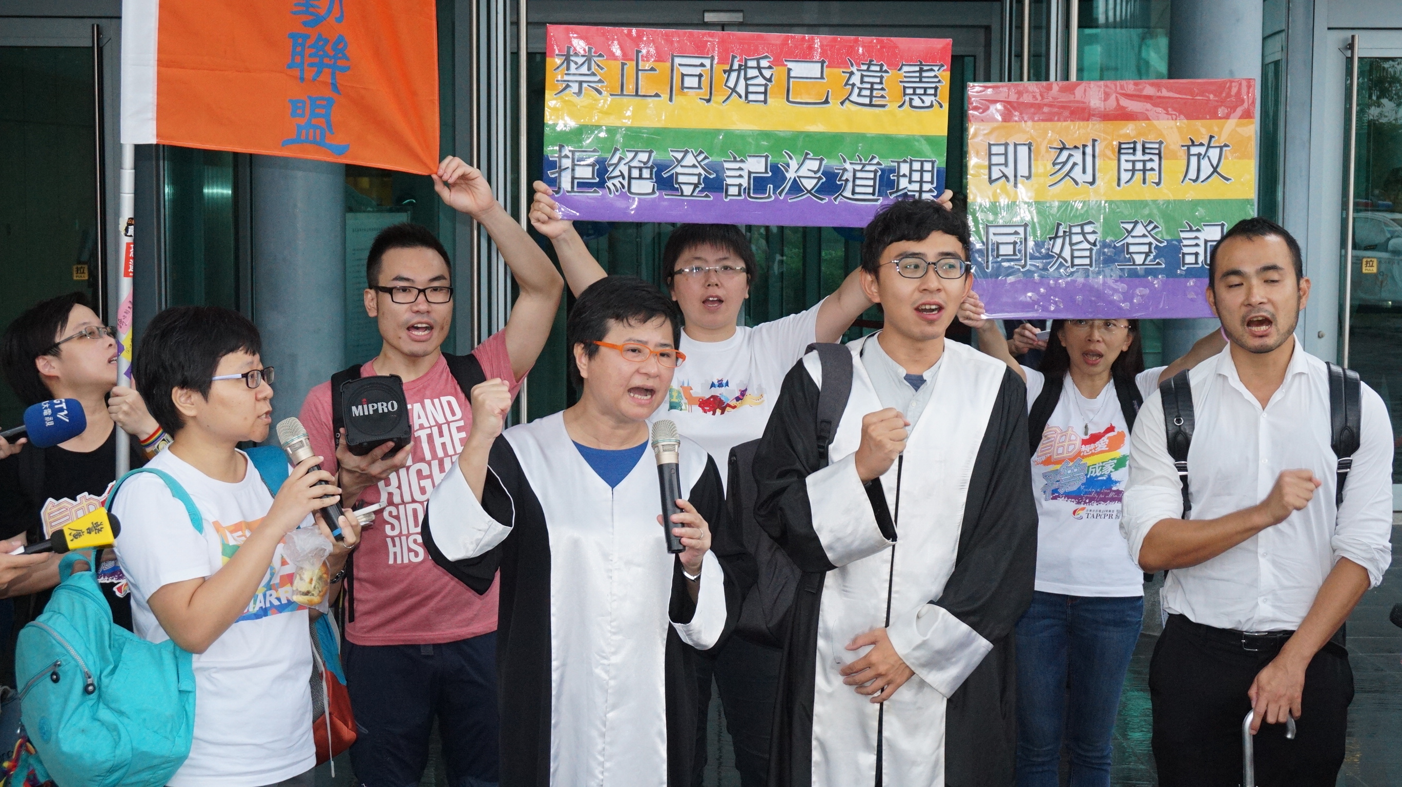 大法官宣告《民法》未保障同婚違憲後，首件同婚行政訴訟結果出爐，同性仍無法登記結婚，律師團表示將研究上訴。