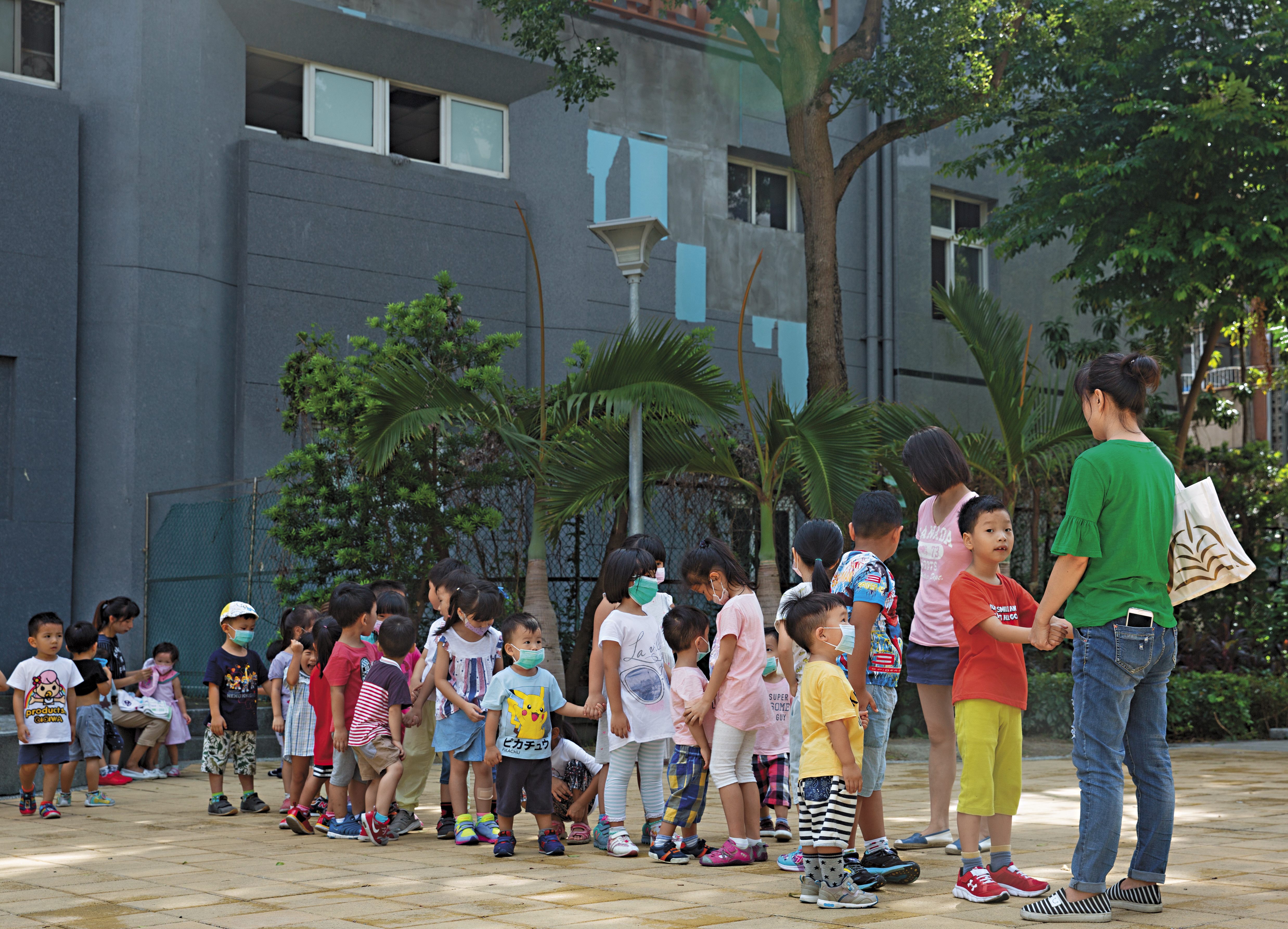 北市民榮公園旁的民榮超市大樓,外牆剝落嚴重,露出淡藍色的聚乙烯材質飾板。外牆下方常有民眾及幼童出入行走,險象環生。