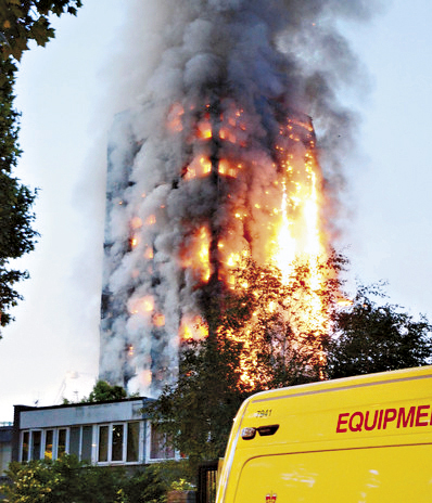 英國倫敦葛林菲爾塔（Grenfell Tower）大樓火災釀成80人死亡慘劇。（東方IC）