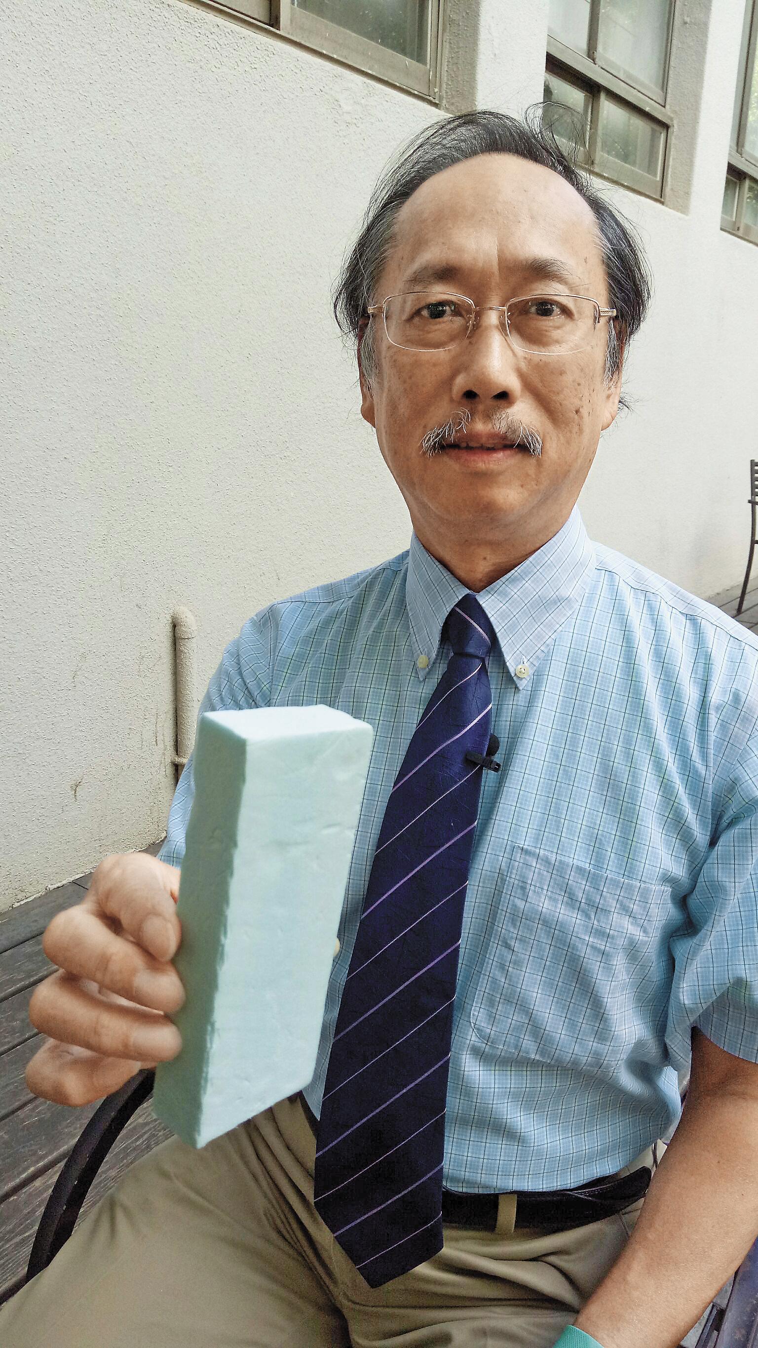 台師大化學系教授吳家誠認為聚乙烯材質具易燃性,不宜當外牆建材使用。