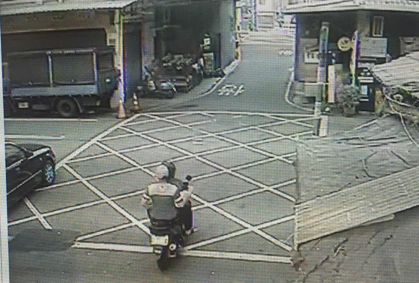 小情侶騎車搶劫被監視器拍下，到案後還嗆才搶1000元，沒那麼嚴重。（警方提供）